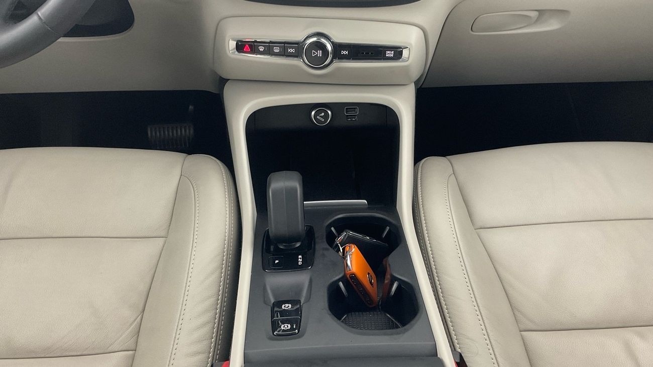 فولفو XC 40 T4 Momentum | شامل الضمان | 0 ﺪﻔﻋﺓ ﺃﻮﻟﻯ