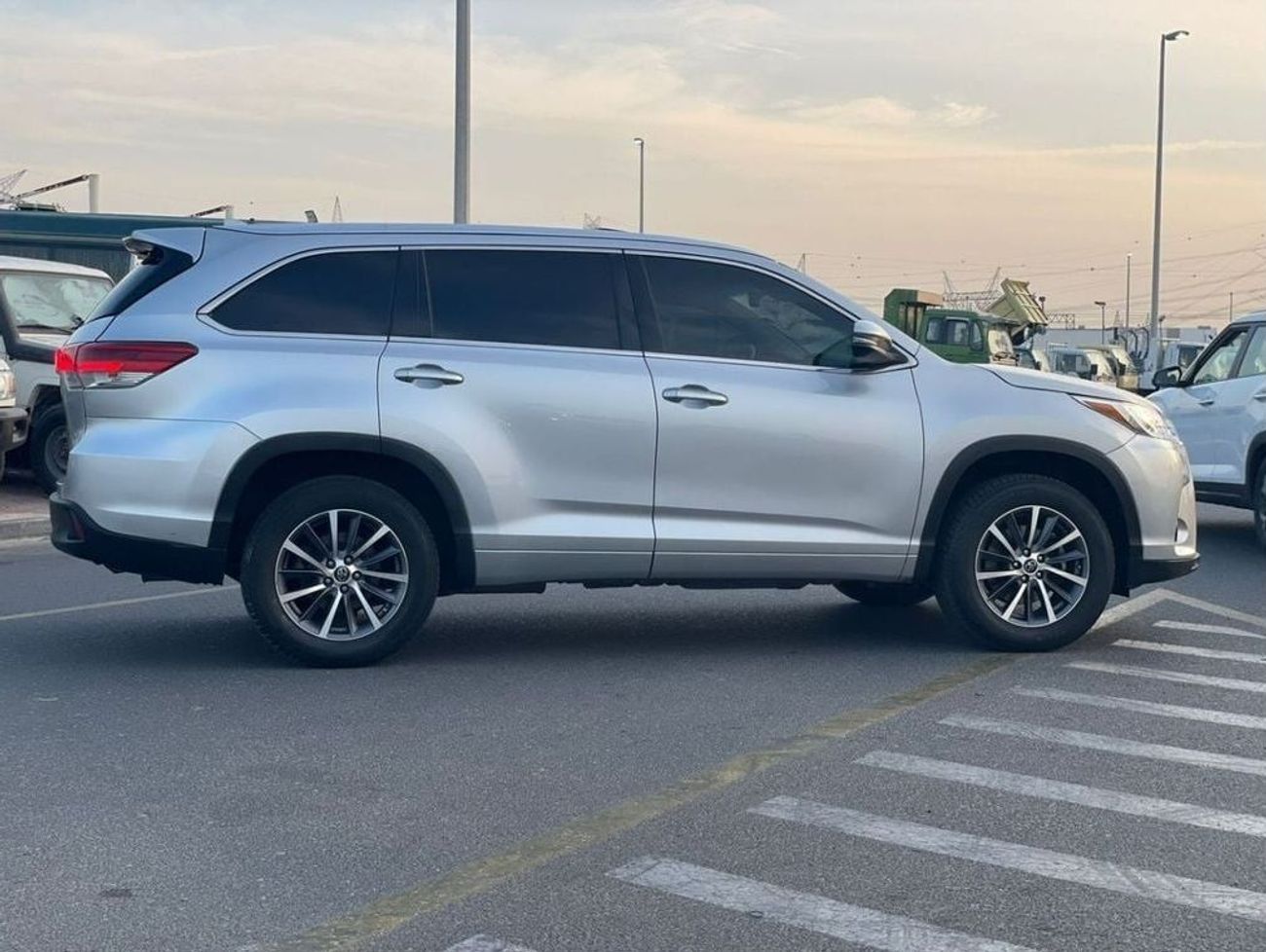 تويوتا هايلاندر 2018 Toyota Highlander XLE 3.5L V6 Full Option Sunroof 7 Leather Seats - Radar & BSM Auto Trunk -