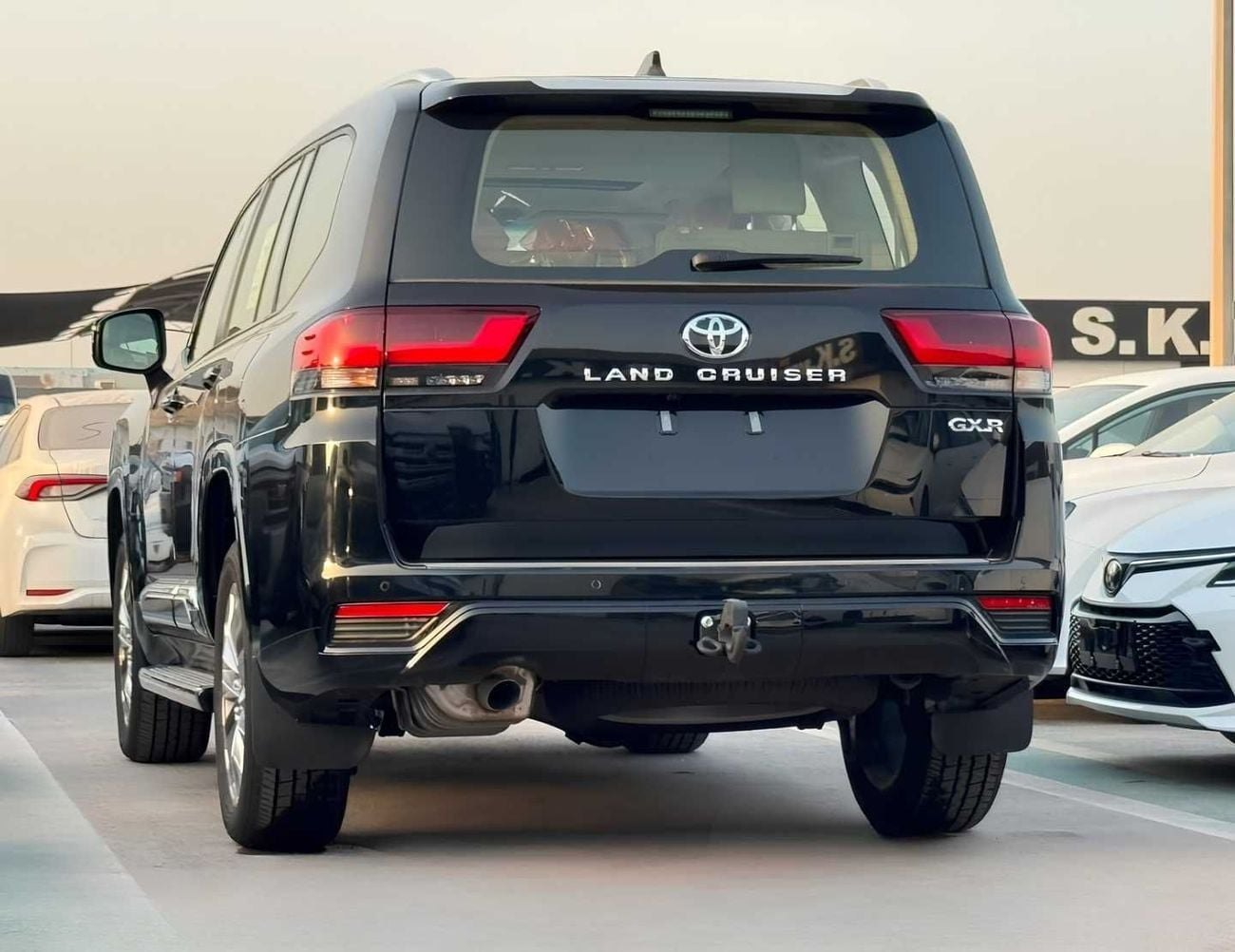 Toyota Land Cruiser GXR MID OPTION || 4.0L PETROL V6 | SUNROOF | LEATHER WITH PWR SEATS | REAR ENTERTAINMENT SCREEN (COD