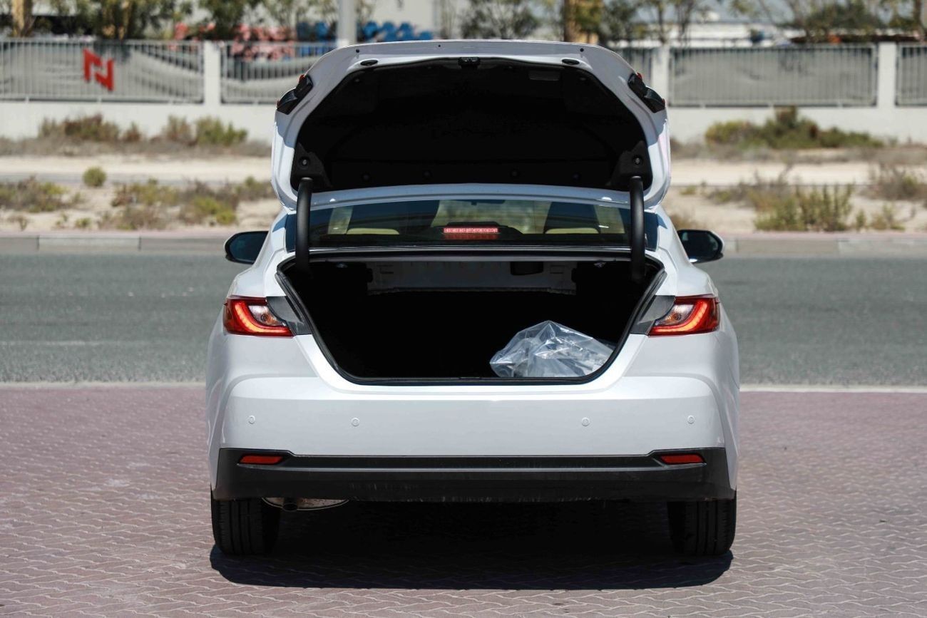تويوتا كامري LE 2.5 Hybrid - PLATINUM WHITE PEARL inside BEIGE | Export Only
