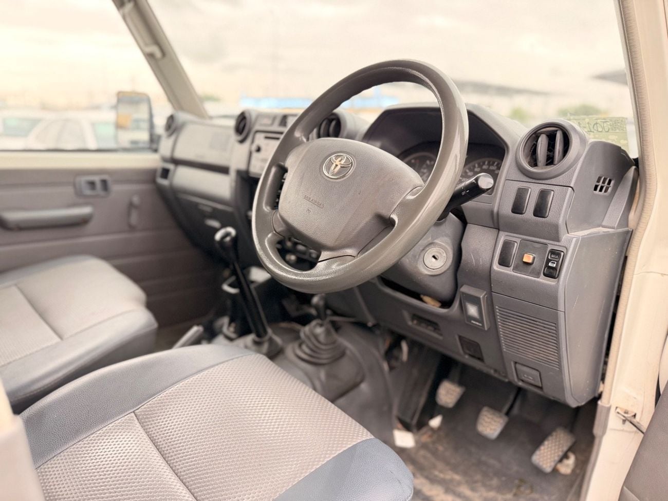 Toyota Land Cruiser 70 LC76 STD