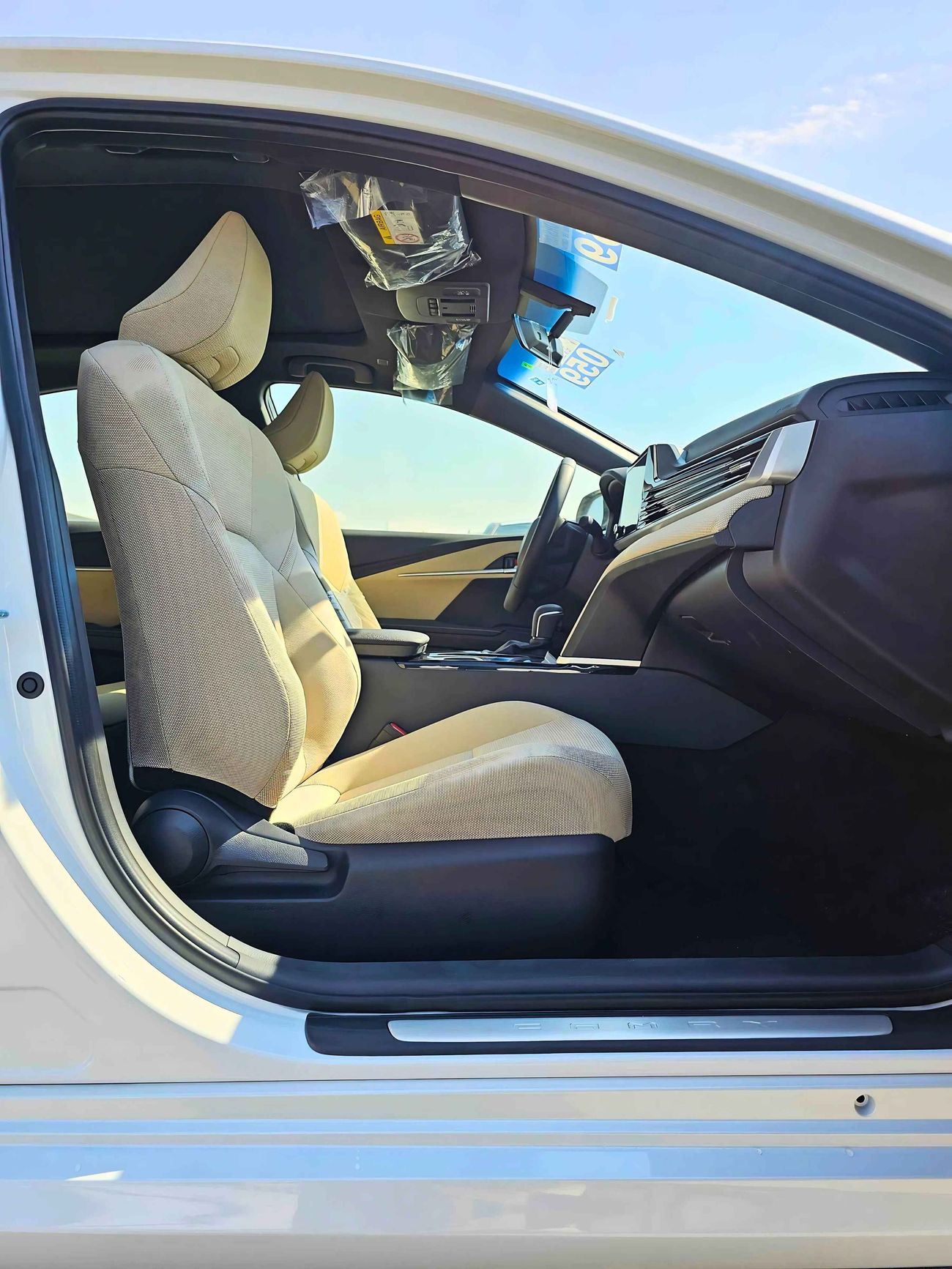 Toyota Camry LE /  2.5L V4 HYBRID / DRIVER PWR SEAT / PANORAMIC ROOF (CODE # LE)