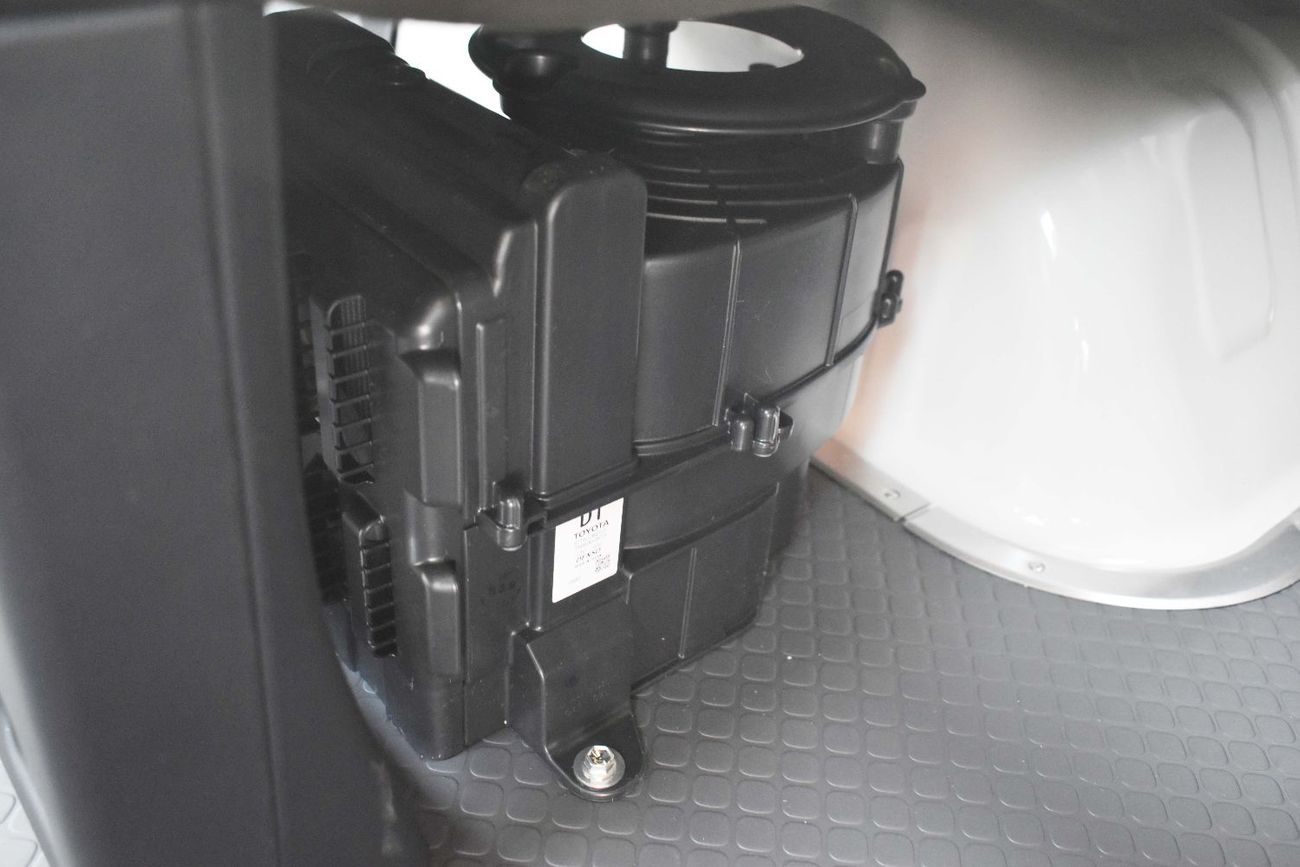 تويوتا كوستر 2.7L M/T (20 STR, NO BAGG RK, NO CURTAIN)