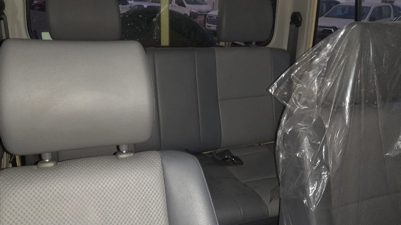 تويوتا لاند كروزر بيك آب V8 MANUAL RHD