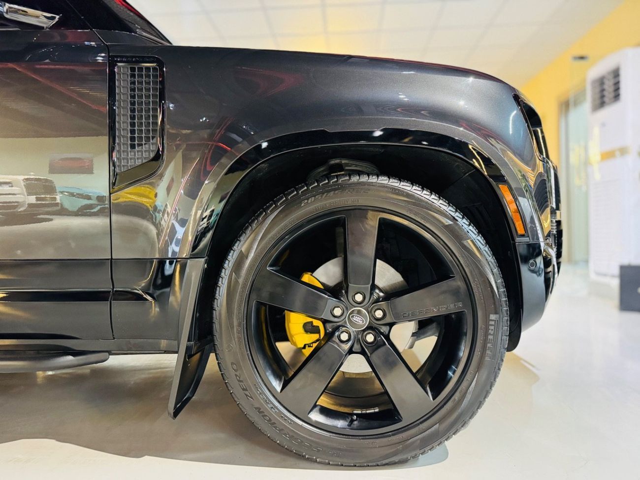 Land Rover Defender P300 90 SE 2.0L (5 Seater)