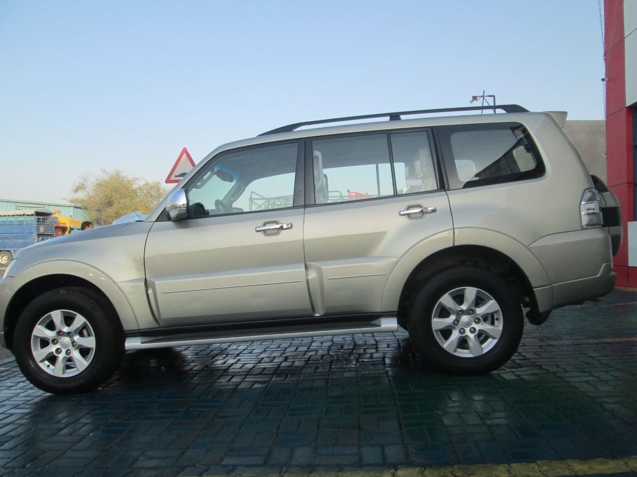 ميتسوبيشي باجيرو GLS M/L DIAMOND GLS Mid 3.5L (189 HP) (7 Seater)