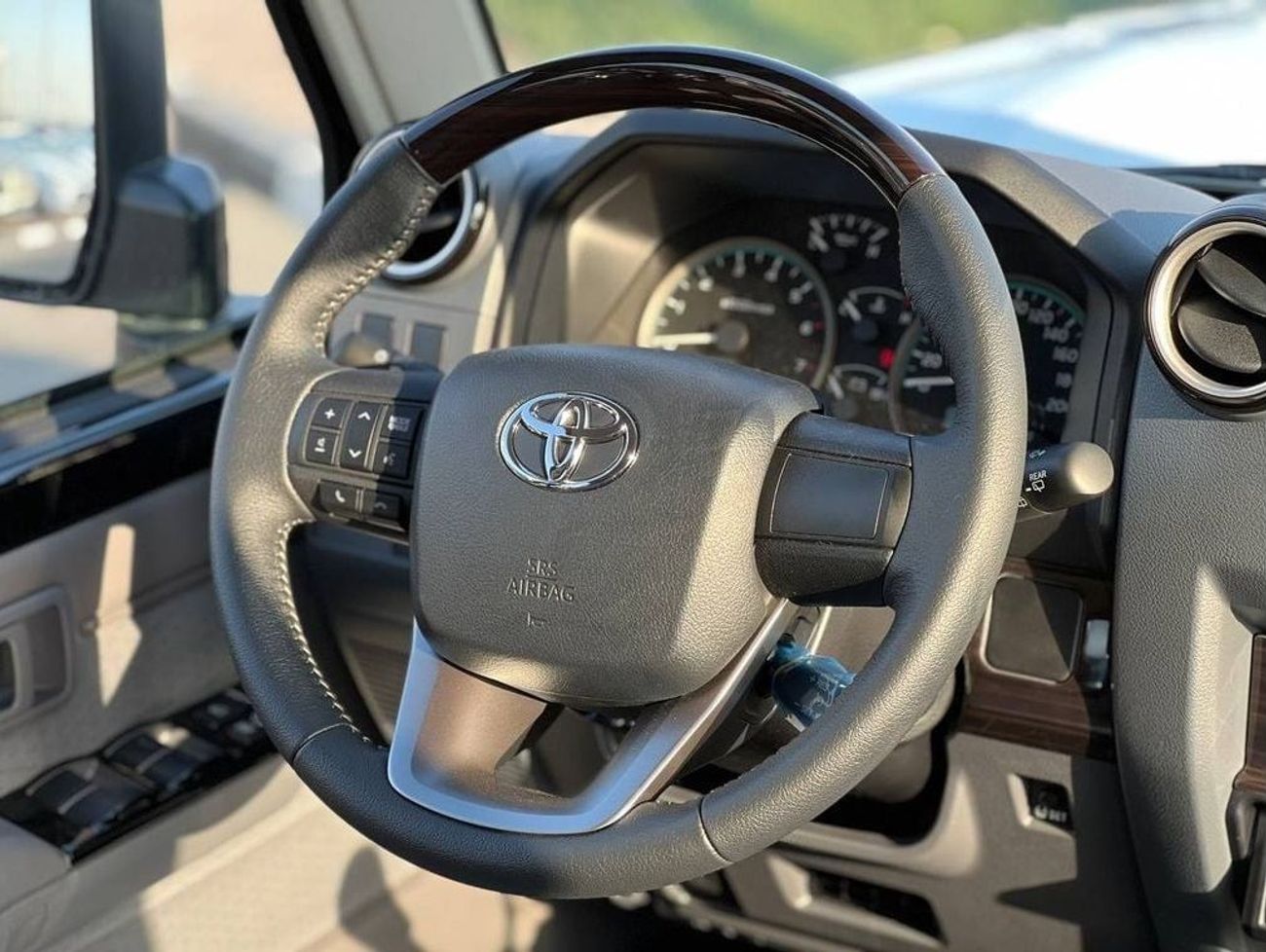 Toyota Land Cruiser 70 LC76 4.0L PTR M/T // 2024 // HIGH OPTION WITH DVD & BACK CAMERA , POWER WINDOWS , COOL BOX // SPECIA