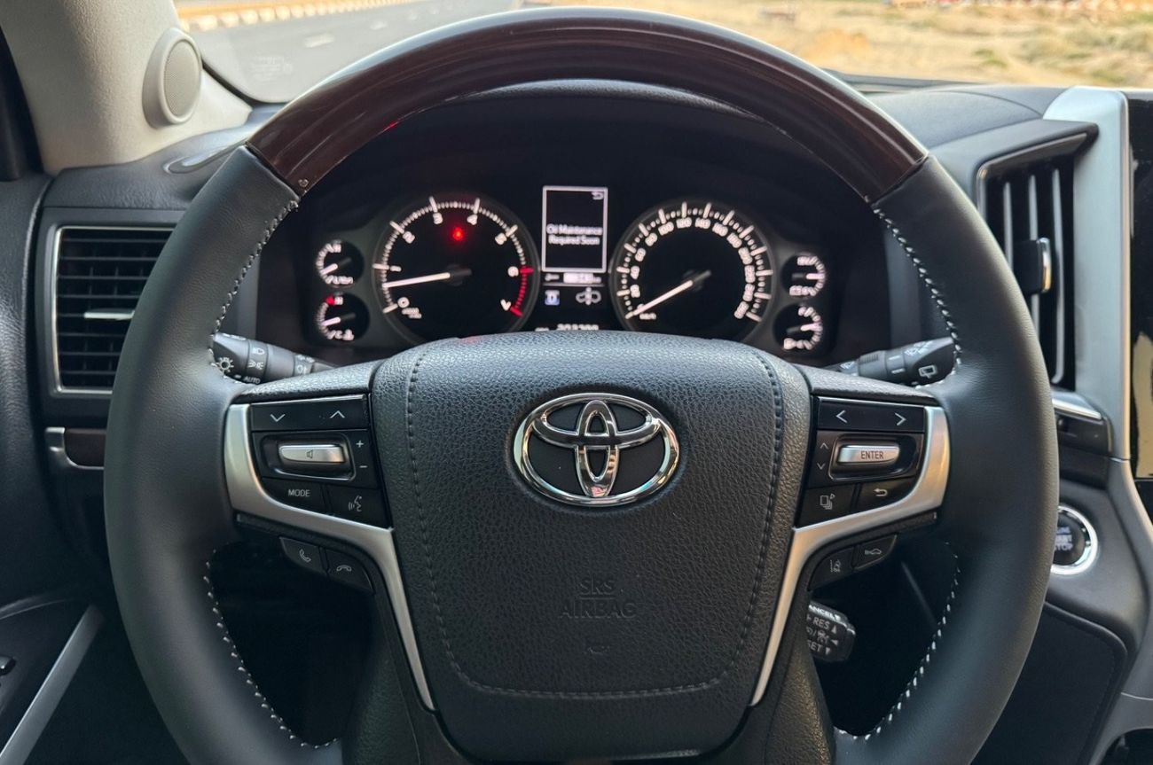 Toyota Land Cruiser VXR 5.7L 4WD