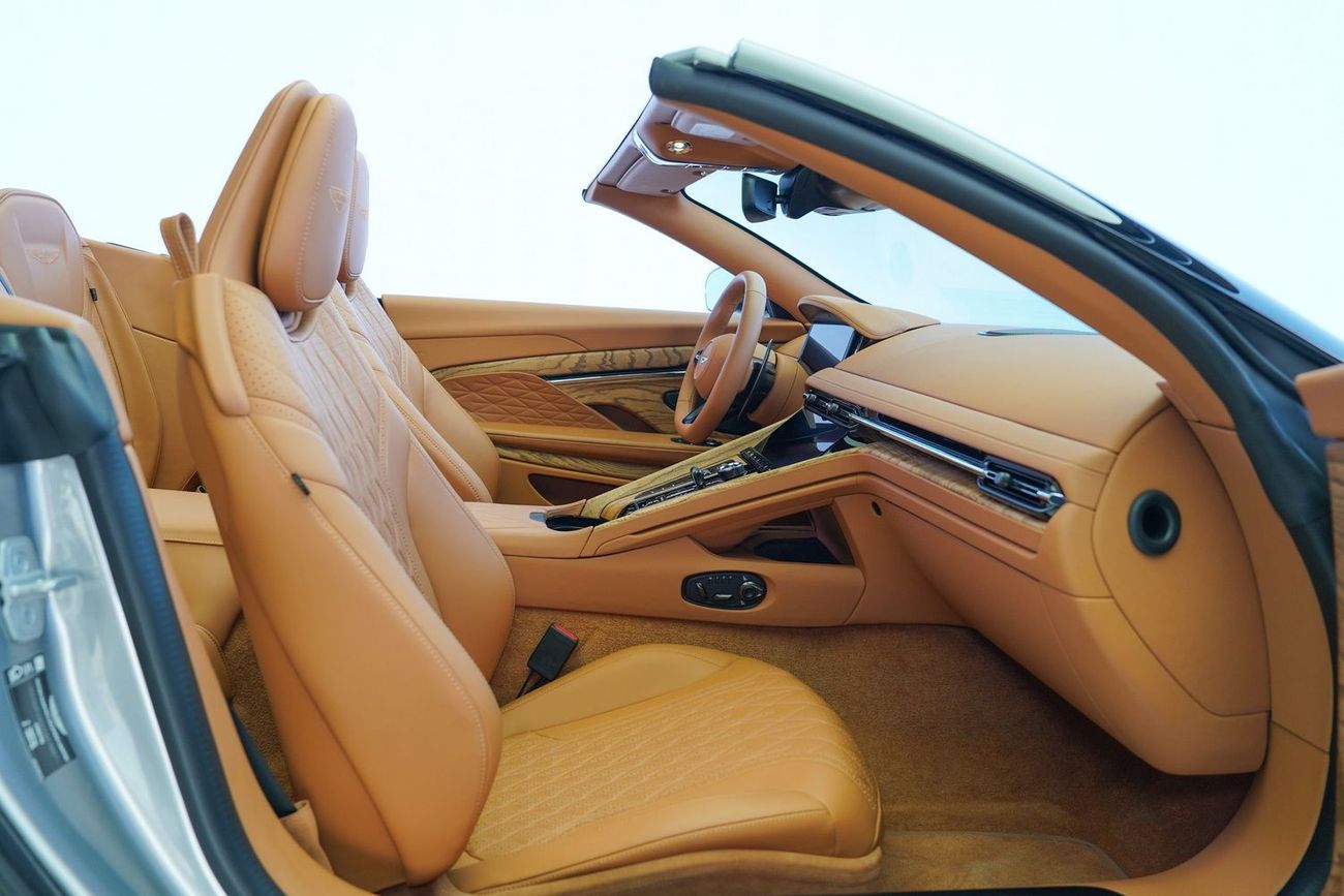 أستون مارتن DB12 VOLANTE V8