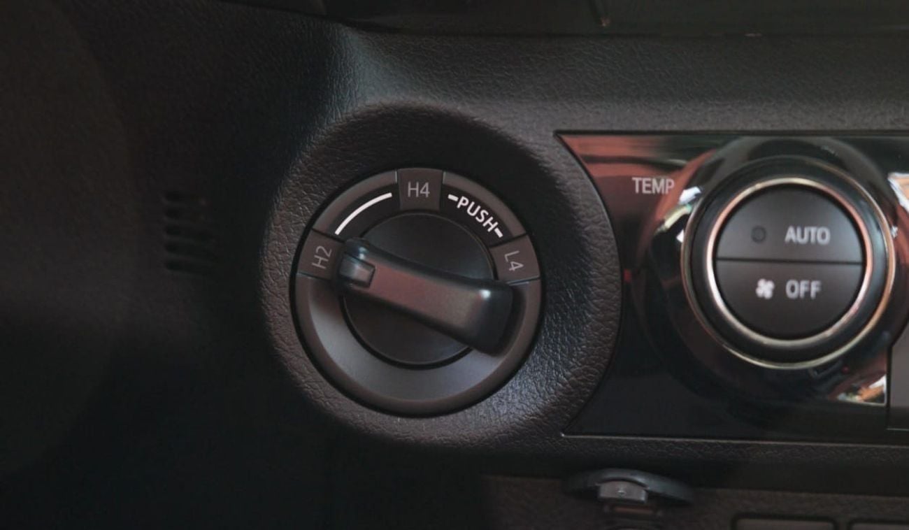 تويوتا هيلوكس SR5 2.7L 4WD A/T