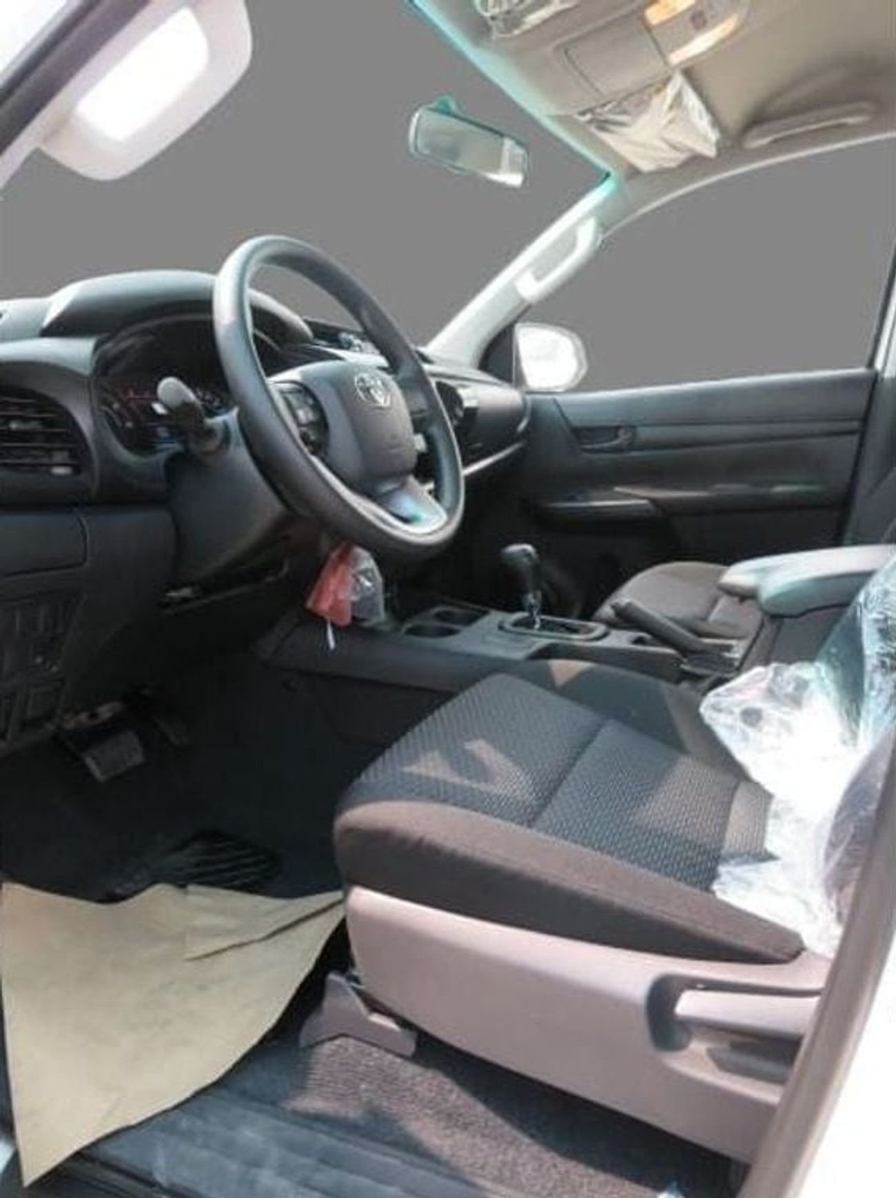 تويوتا هيلوكس GLX 2.4L DIESEL AUTOMATIC 4X4 DOUBLE CABIN