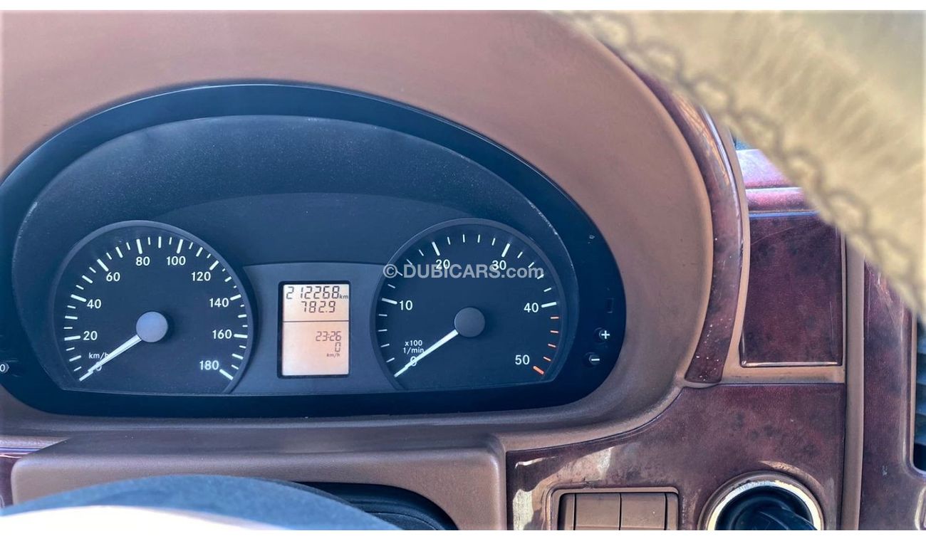 مرسيدس بنز سبرينتر باص سبرينتر 18 راكب خليجي مع ثلاجه و تلفزيون