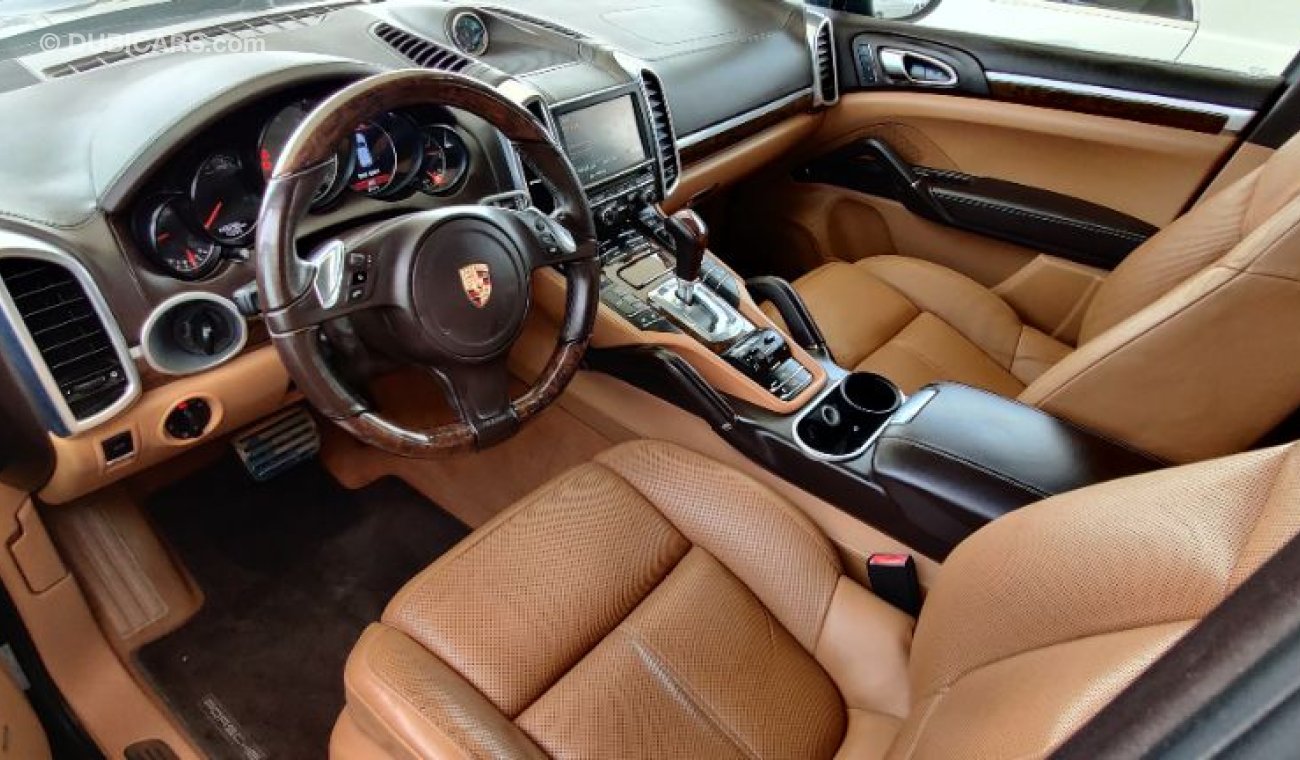 Porsche Cayenne 2013 model full options GCC specs service history available
