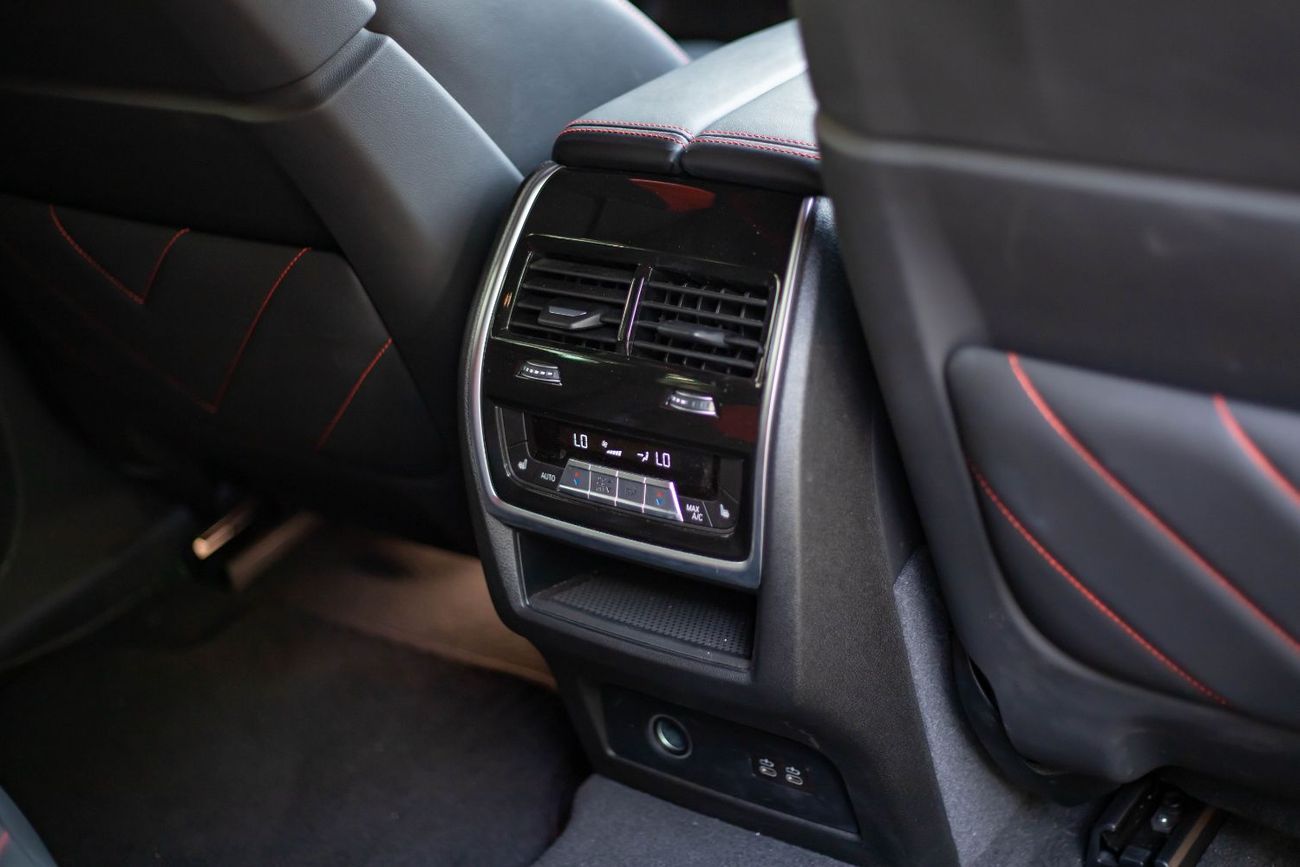 BMW XM 2024 BMW XM – Pure Power. Bold Design.    2024 | 10,000 K 4.4L Twin-Turbo V8 + Electric – 653 HP | 0