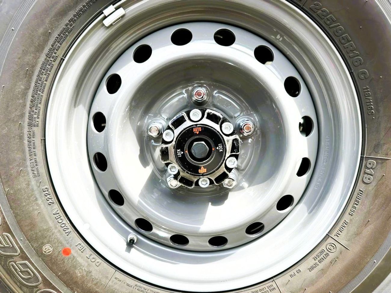 تويوتا لاند كروزر بيك آب Toyota LC Pickup 4WD 2.8L 2025 AT DC White Diesel (Export Only)