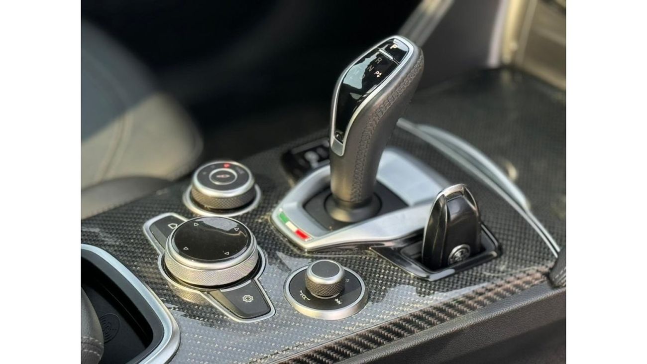 ألفا روميو ستيلفيو سوبر