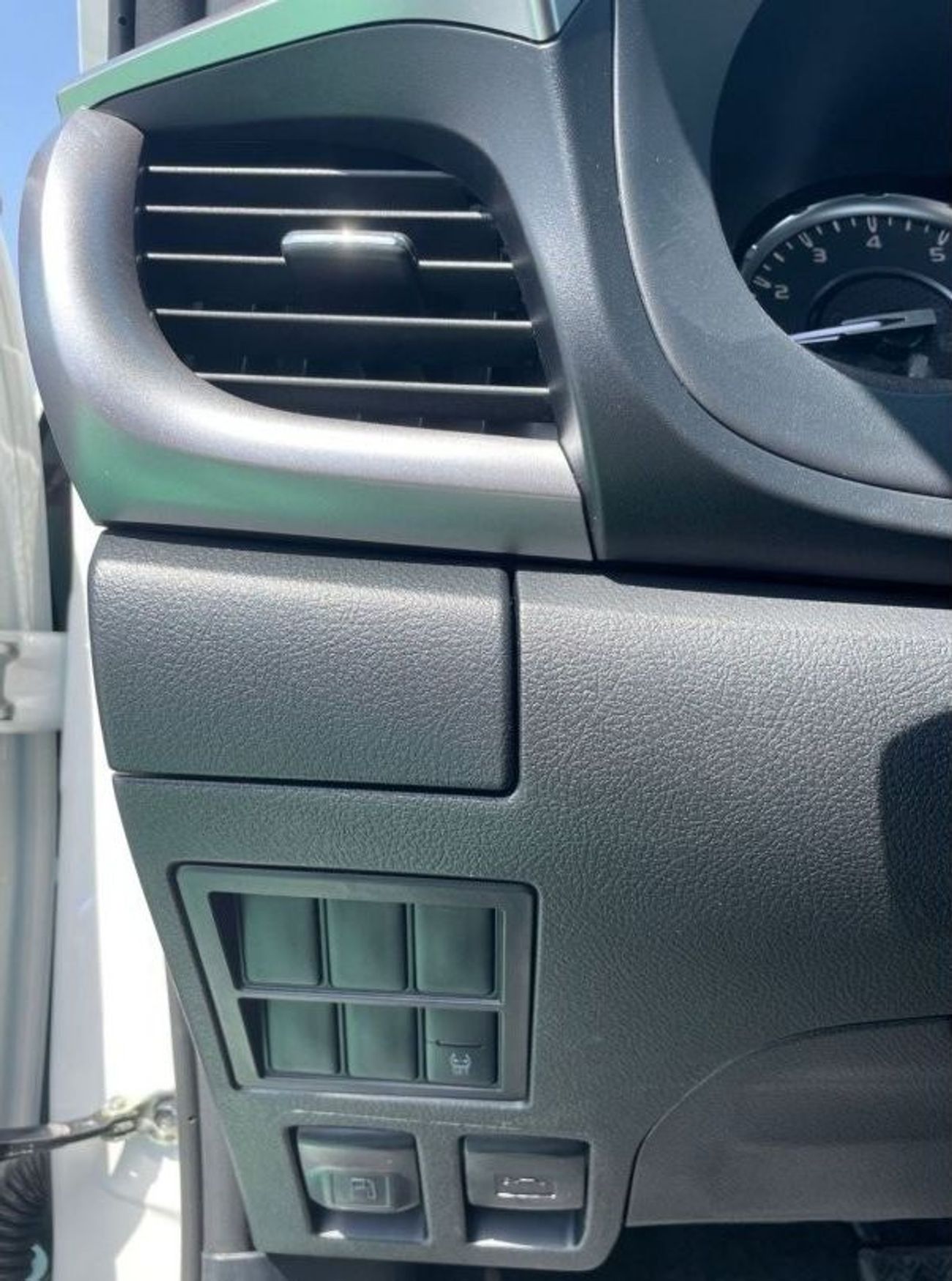 Toyota Hilux 2024 TOYOTA HILUX 2.7L petrol  automatic  4x4 full option   with bush start