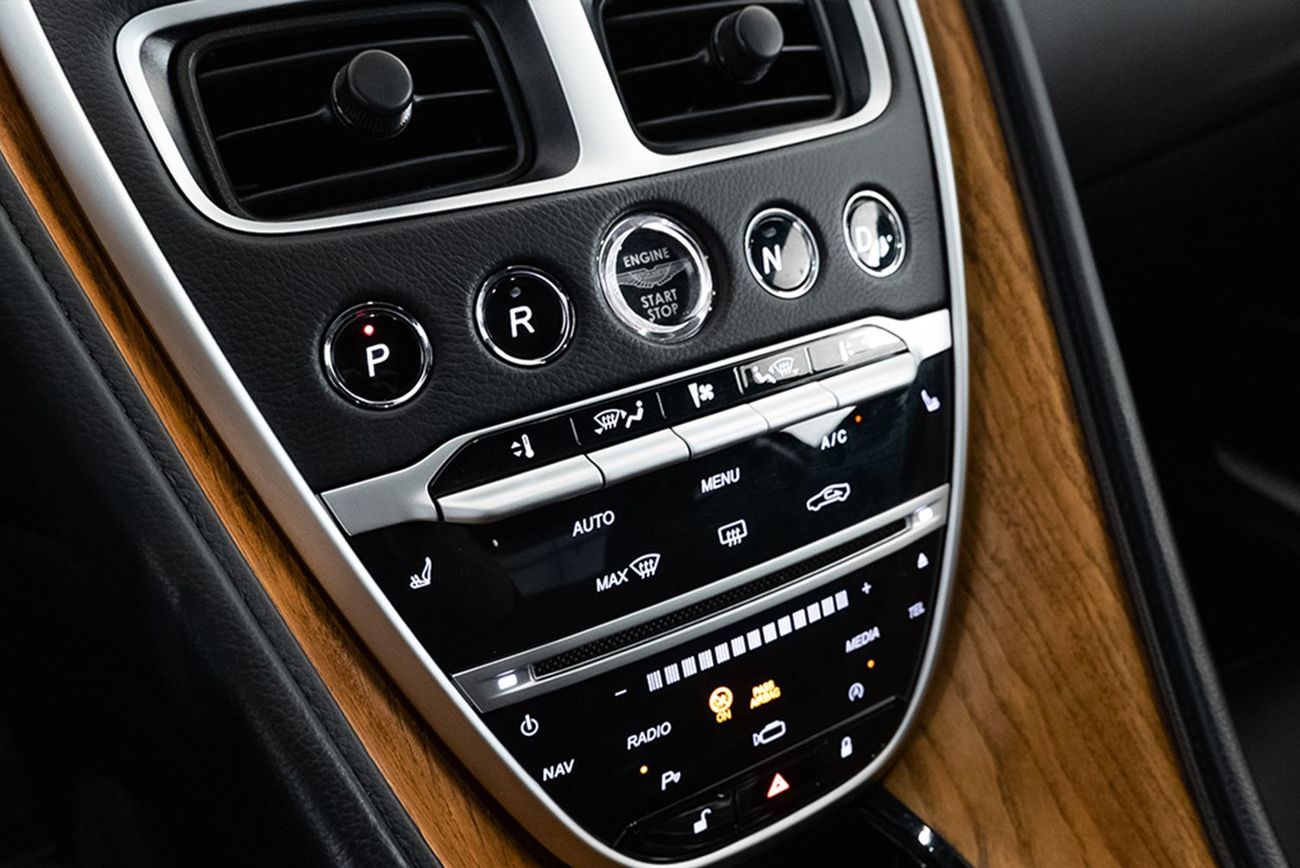 أستون مارتن DB11 Std 5.2L