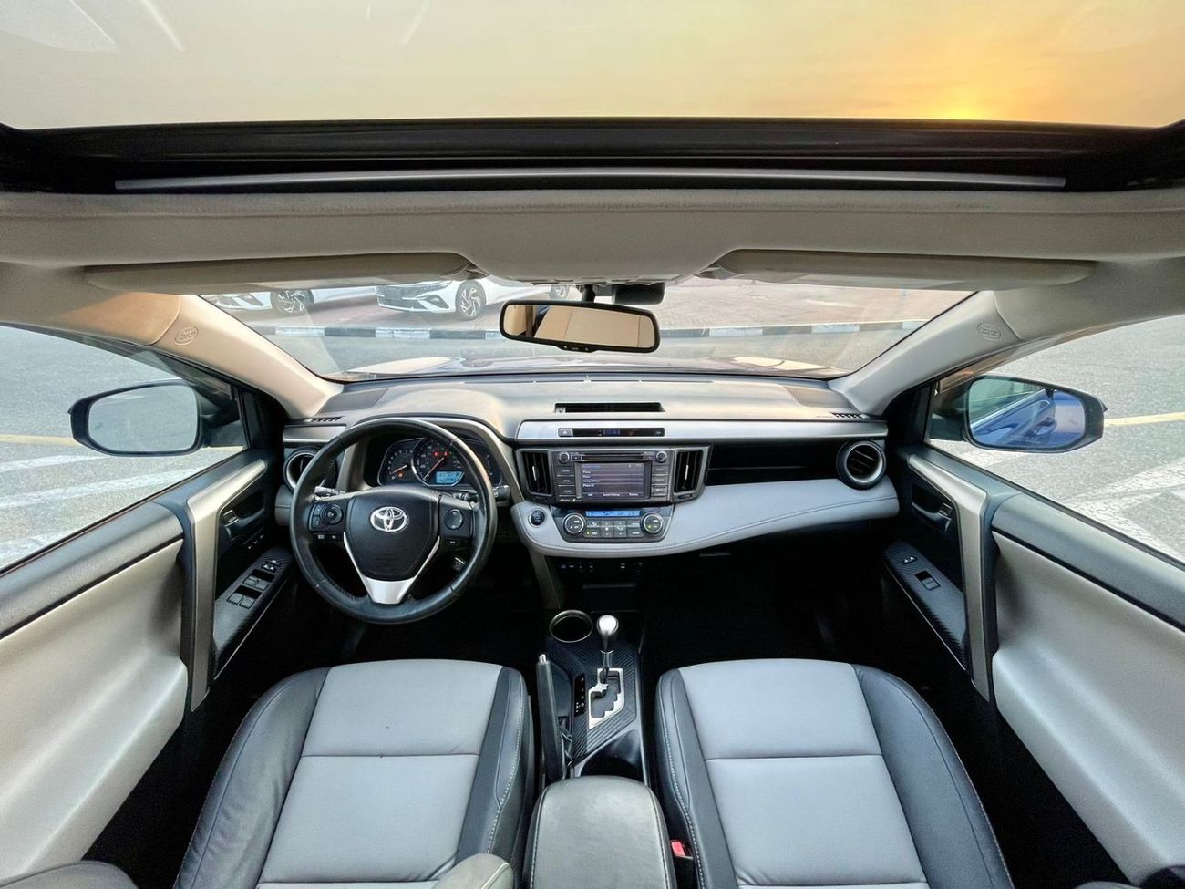 Toyota RAV4 2015 Toyota Rav4 Limited Edition 2.5L V4 - AWD 4x4 - Full Option BSM Radar & Trunk Auto - 139,000 Mi