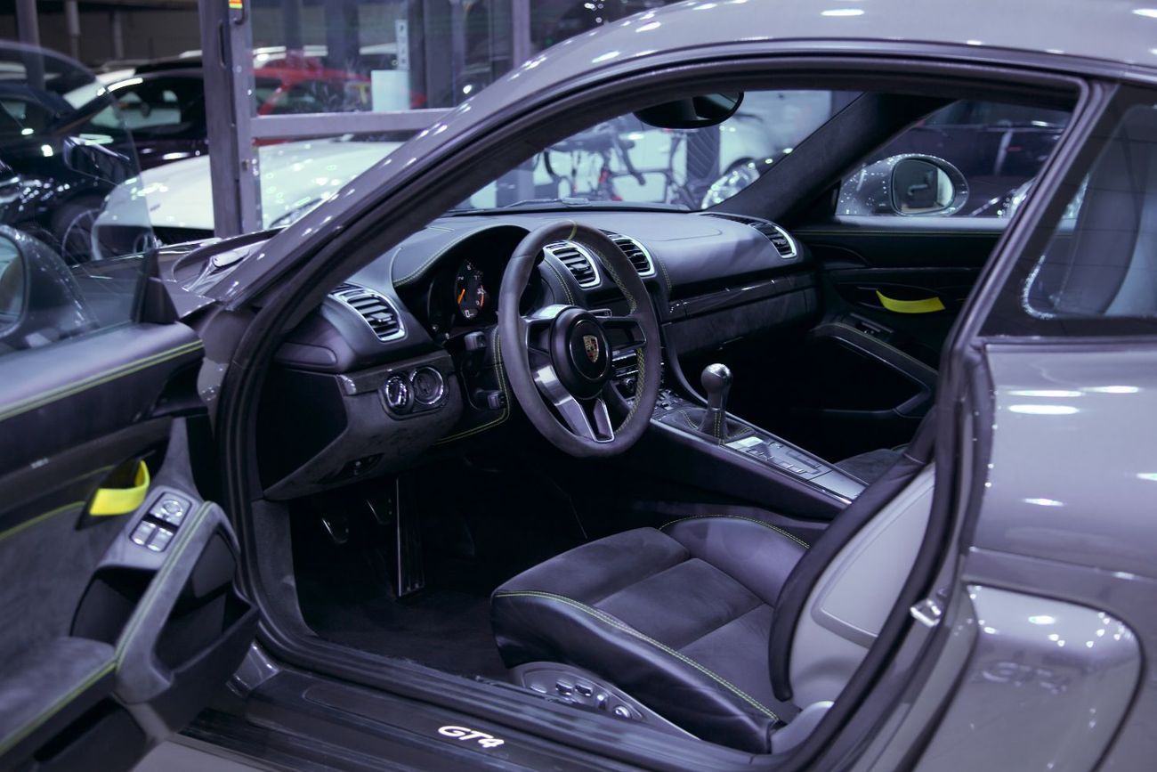 Porsche 718 Cayman GT4 4.0L (420 HP) M/T