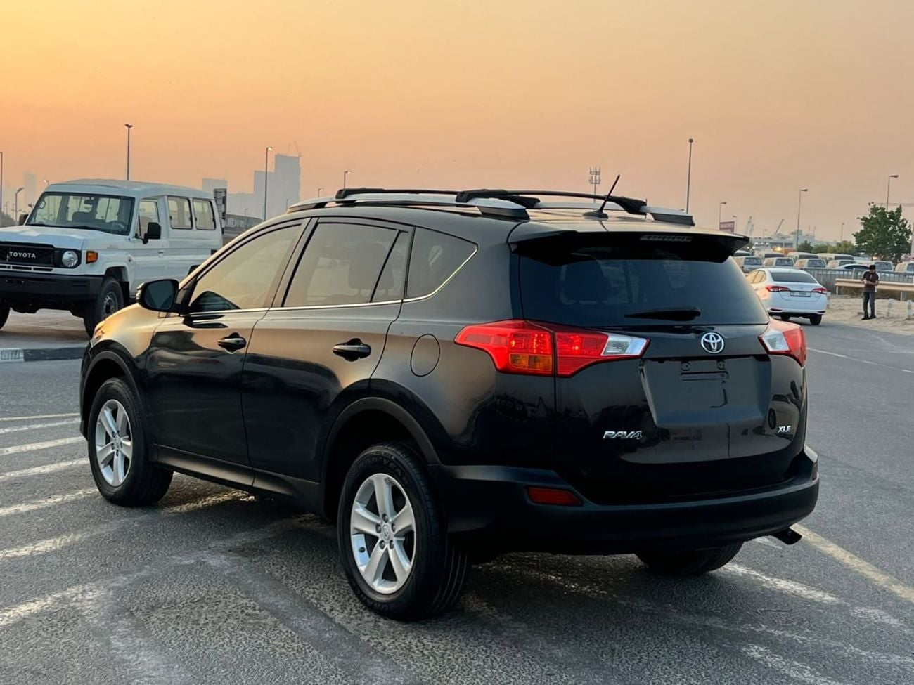 Toyota RAV4  2014 Toyota Rav4 XLE Full Option 2.5L V6 - Sunroof  Rear Camera - Rims