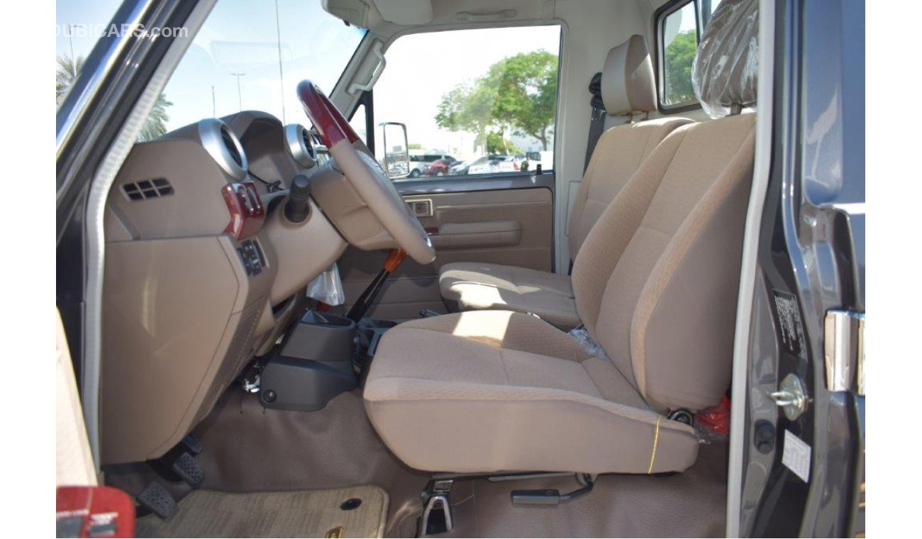 Toyota Land Cruiser Pick Up 79 Single Cabin Pickup LX-G V6 4.0L Petrol 4wd MT