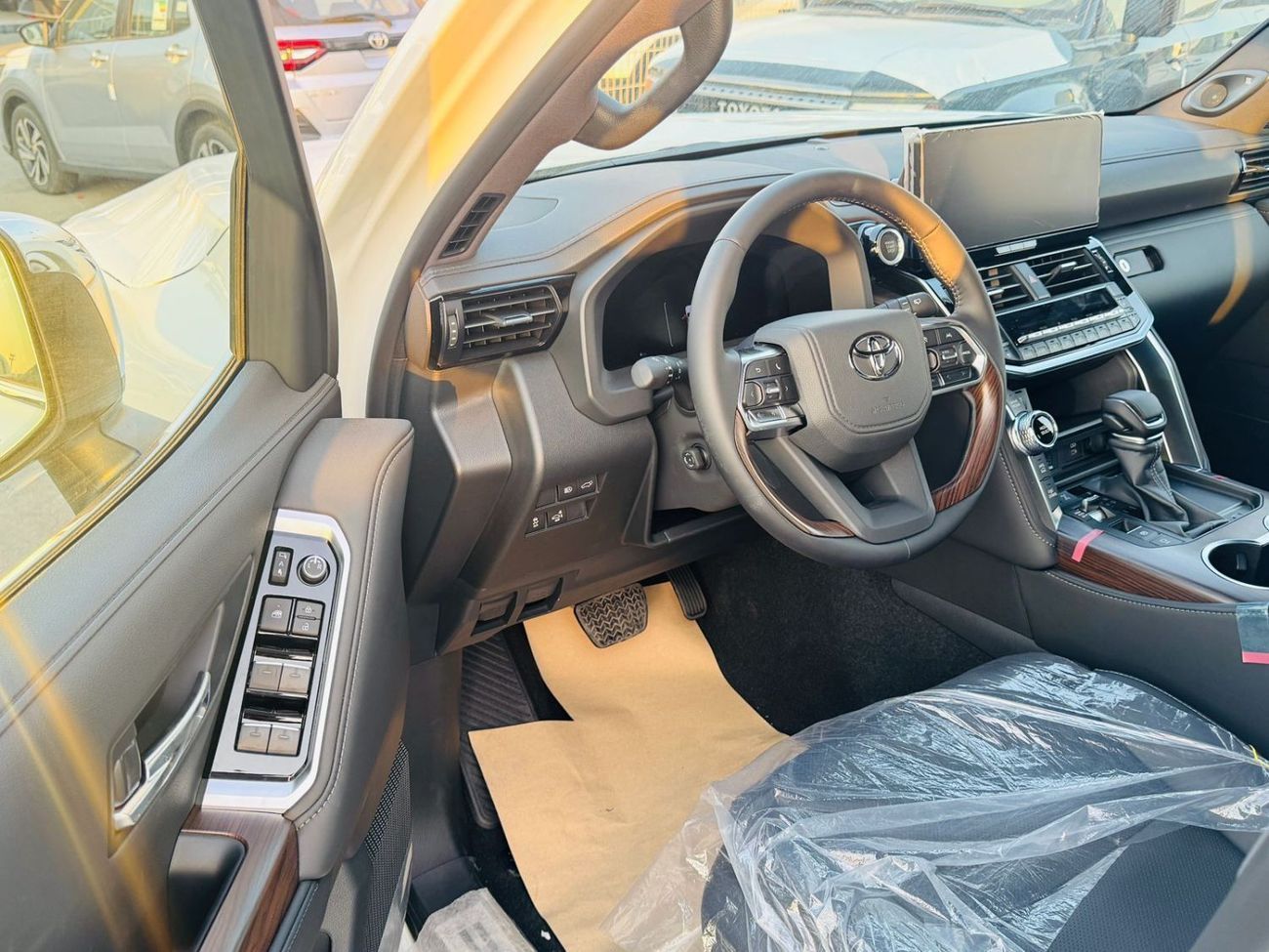 Toyota Land Cruiser TOYOTA LC300 VX 3.5L PTR  GCC A/T F/O WHITE 2025