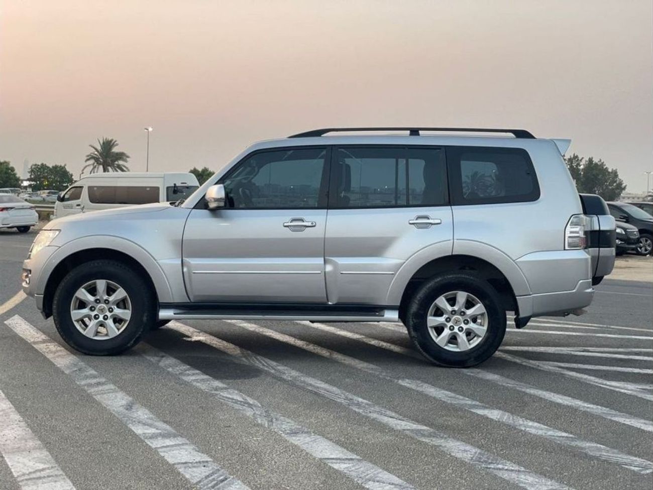 ميتسوبيشي باجيرو 2022 Mitsubishi Pajero GLS 3.0L MidOption+ 7 Seater - 4x4 AWD - Rear CAM - Original Paint -