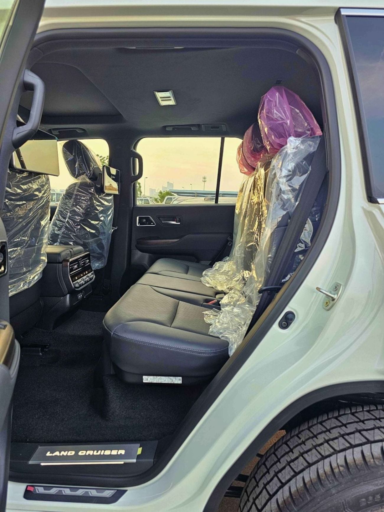 Toyota Land Cruiser VX || 4.0L PETROL V6 | RADAR | BIG DVD | LEATHER WITH MEMORY SEATS (CODE#VX4MA)