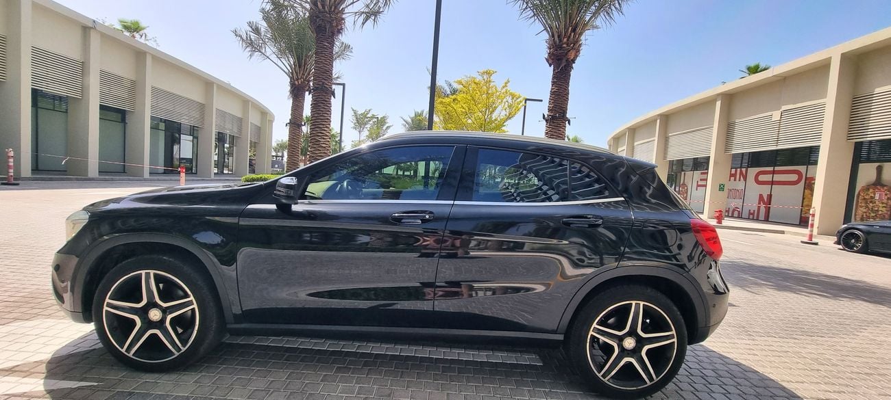 مرسيدس بنز GLA 250 4MATIC (All-Wheel-Drive)