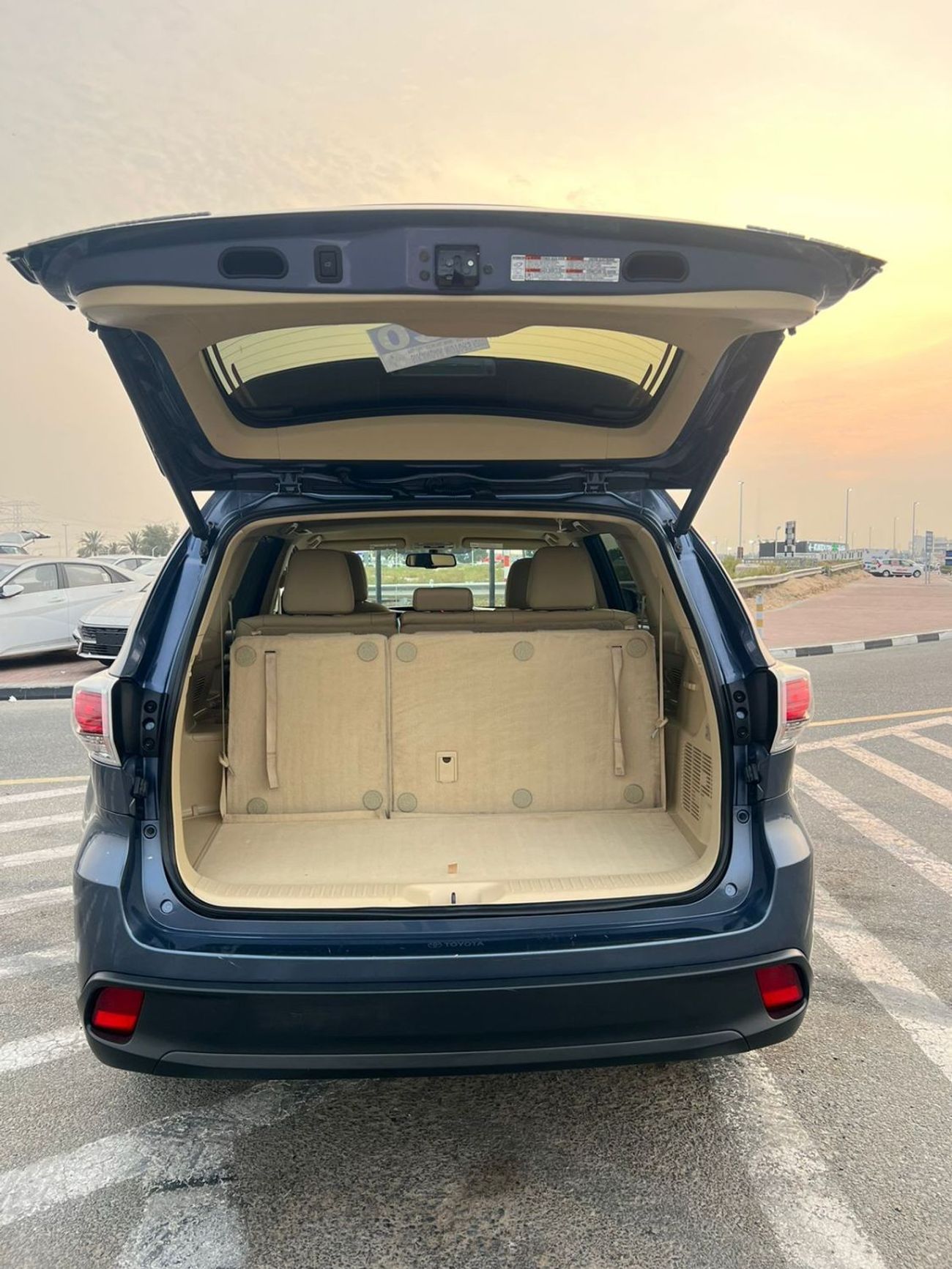 تويوتا هايلاندر 2015 TOYOTA HIGHLANDER XLE - 4x4 - 63500 mileage- SUNROOF 7 SEATER ELECTRIC SEATS -LEATHER SEATS - P