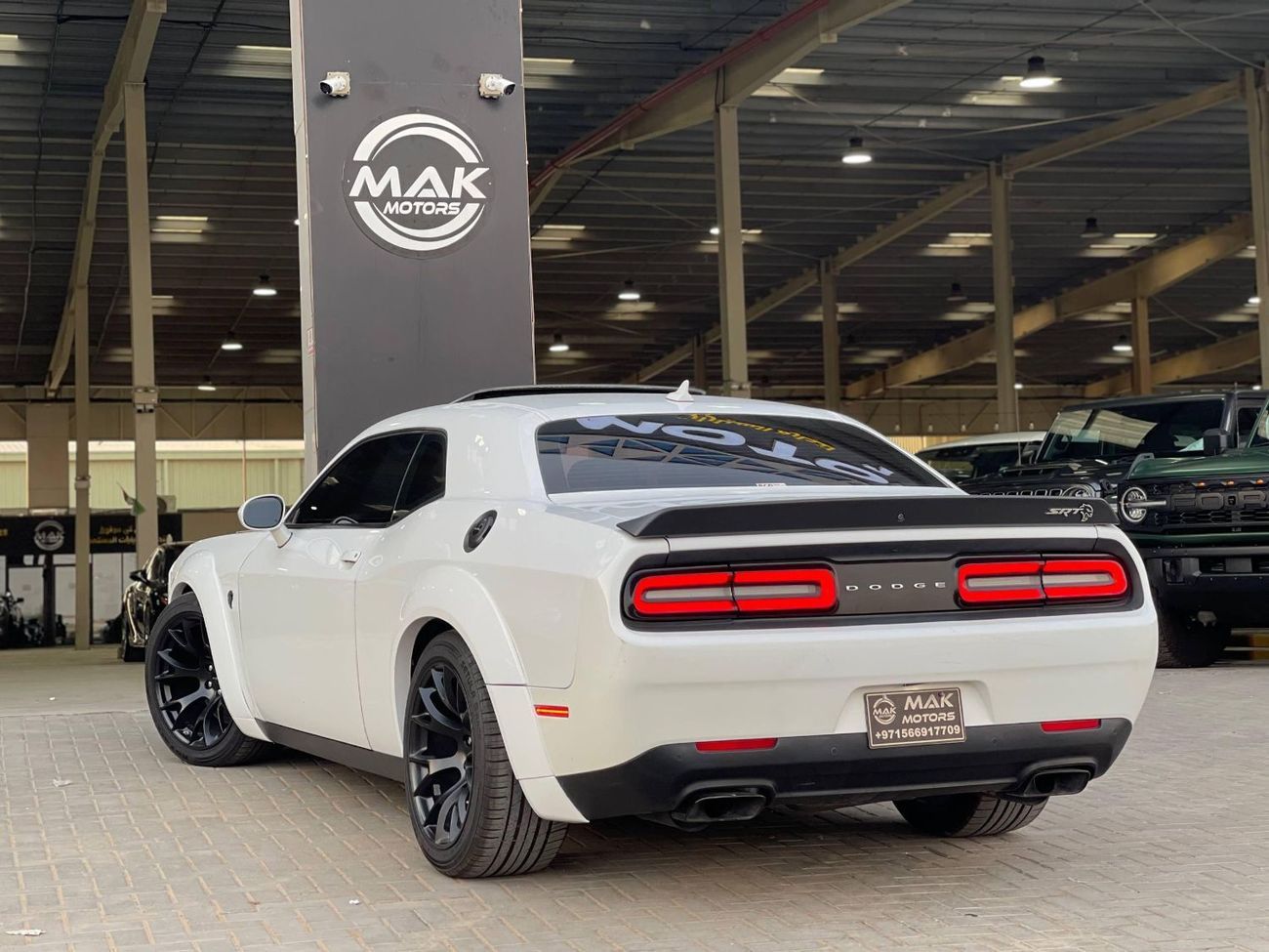 Dodge Challenger SRT Hellcat 6.2L (707 HP) SRT HELLCAT / 6.2L V8 / SUPERCHARGED / SUNROOF / LEATHER / SUPER CLEAN