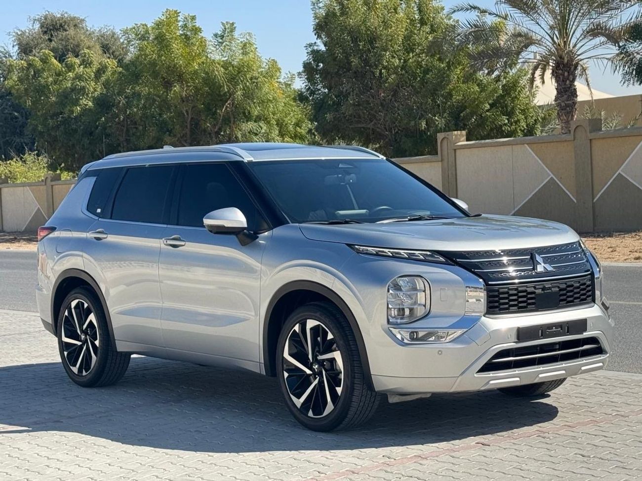 ميتسوبيشي آوتلاندر Mitsubishi Outlander 2023 TOP OF RANGE NO:1 Limited Edition GCC Spec.