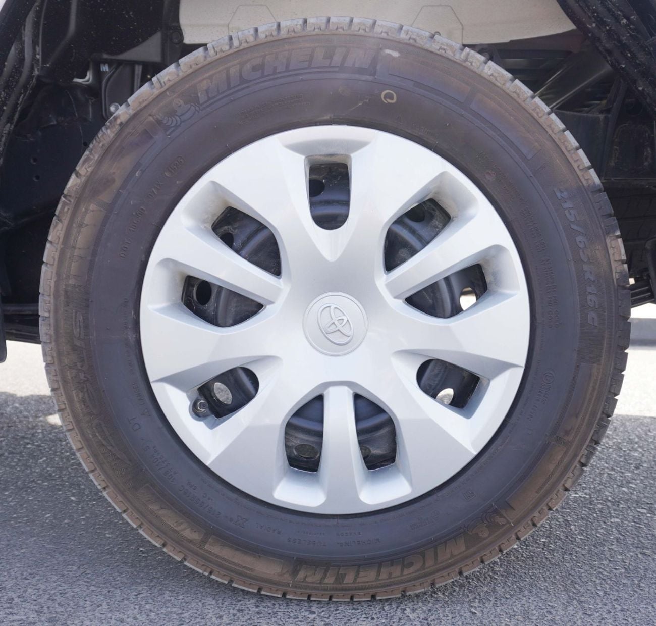 Toyota Hilux 2025 MODEL TOYOTA-HILUX 2.7L 4X2 A/T (WITH WIRELESS CHARGER)