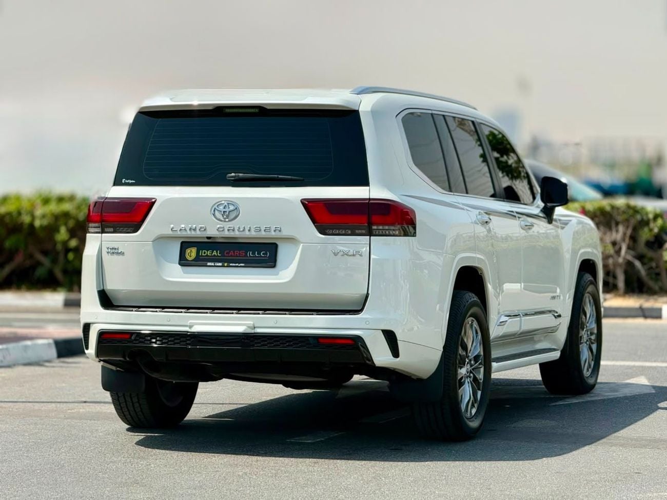Toyota Land Cruiser TOYOTA LAND CRUISER VXR TWIN TURBO 3.5L GCC SPECS UNDER WARRANTY AND FULL-SERVICE HISTORY