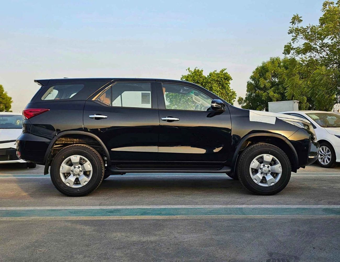 Toyota Fortuner 2.4L V4 DIESEL / MANUAL A.C / DIFF LOCK / OVER FENDER / FOG LAMPS / CHROME HANDLE /CODE#FD24B