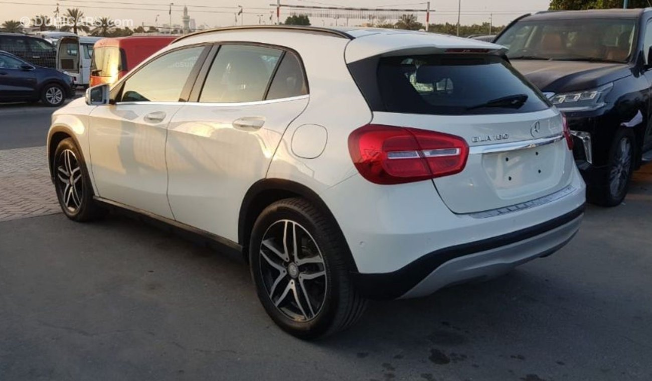 مرسيدس بنز GLA 180 Right-Hand Low Km Auto Perfact Inside and out side