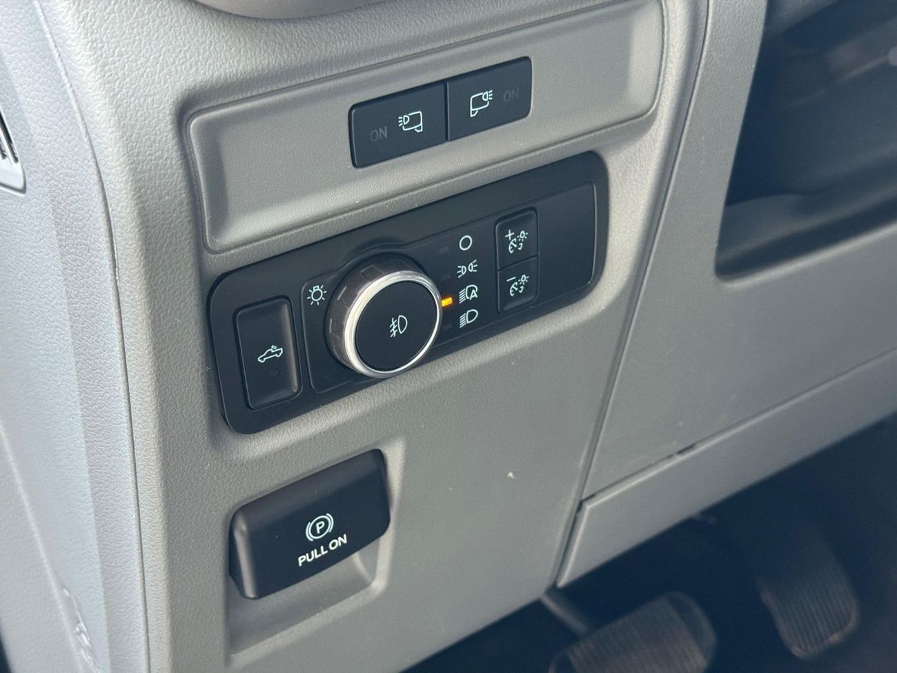 Ford F 150 XLT / 5.0 V8 4X4 / GCC / AGENCY WARRANTY AND SERVICE TILL 2027/ REMOTE START / RAPTOR FACELIFT