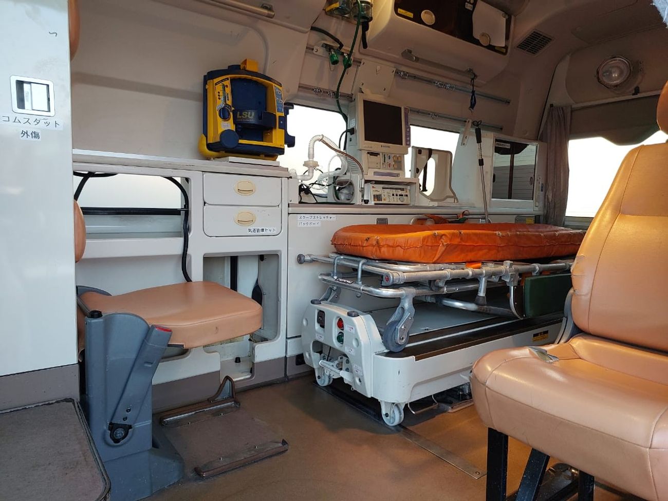 Toyota Hiace TOYOTA HIACE AMBULANCE VAN RIGHT HAND DRIVE(PM11334)