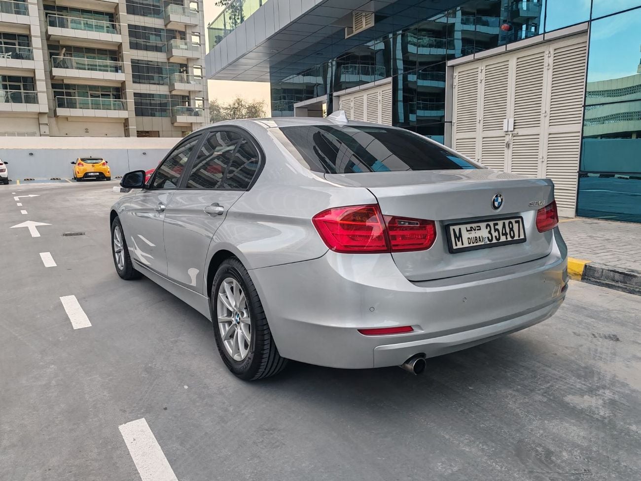 BMW 320i Std 2.0L