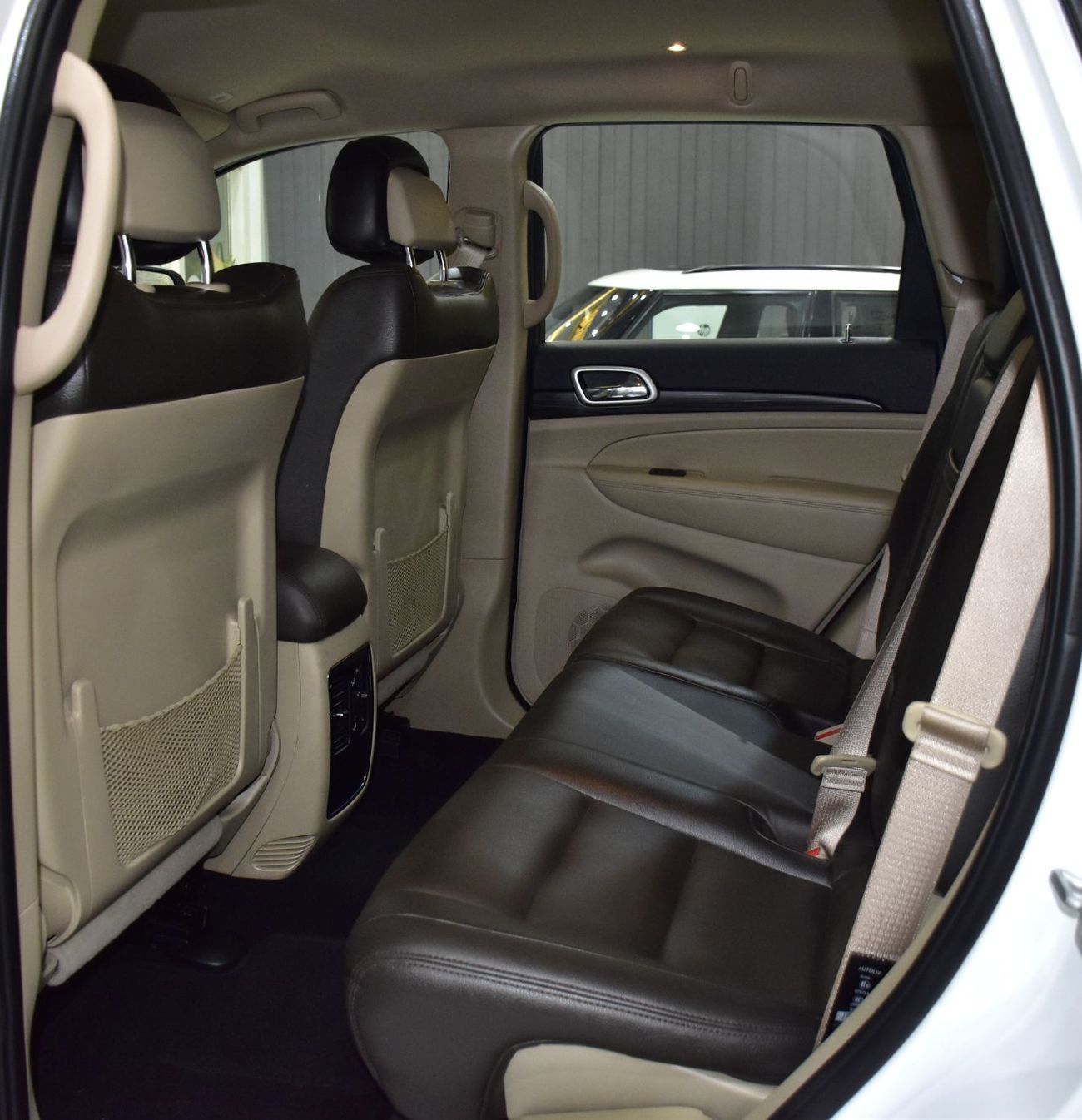 جيب جراند شيروكي EXCELLENT DEAL for our Jeep Grand Cherokee Laredo ( 2020 Model ) in White Color GCC Specs