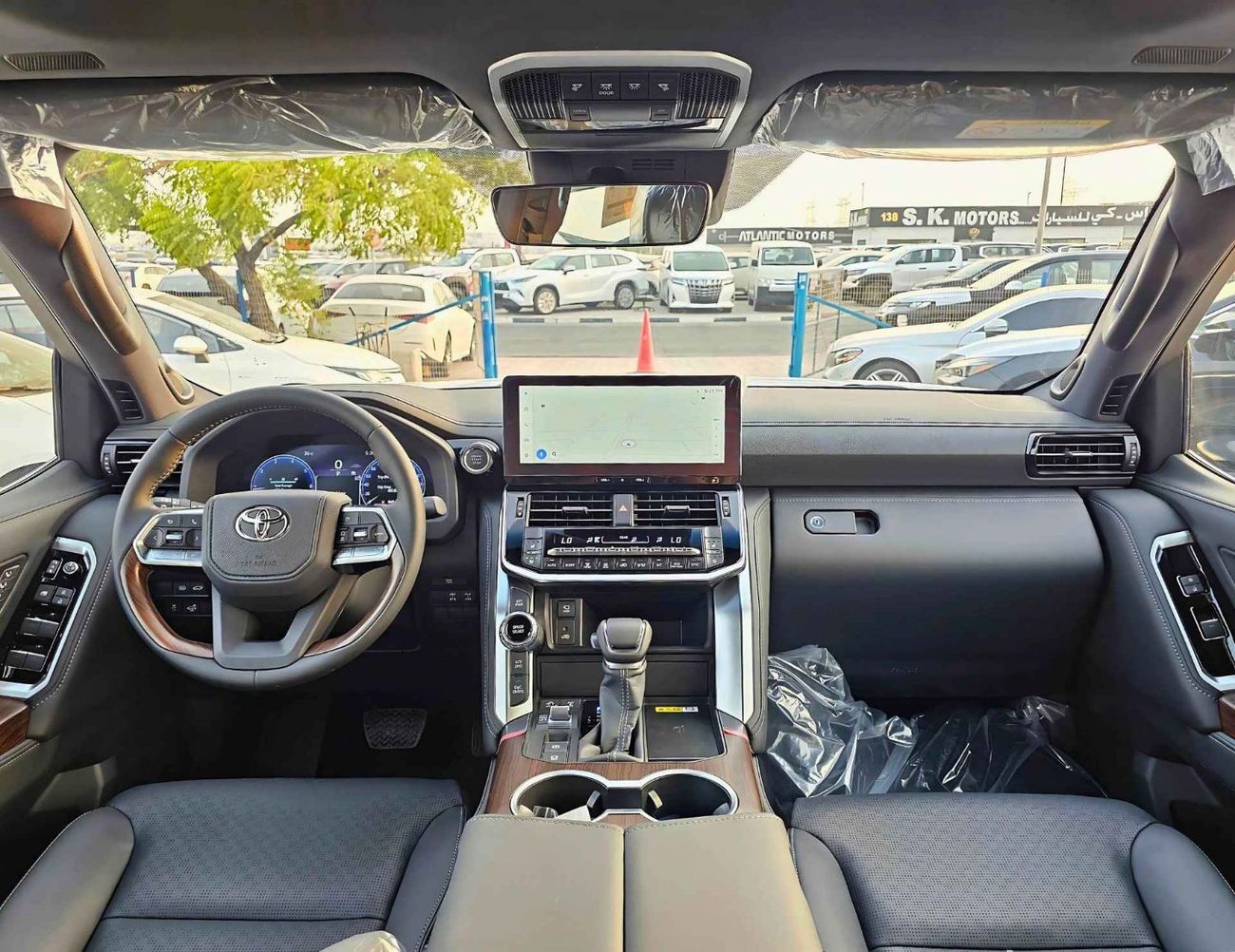 تويوتا لاند كروزر VX LC300/4.0L PETROL/RADAR/MEMORY SEATS/BIG DVD/JBL SPEAKERS/SUNROOF/FULL OPTION (CODE#LC4VXH)