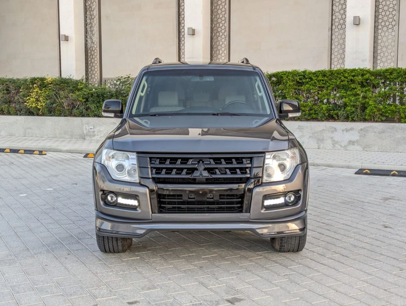 Mitsubishi Pajero GLS HIGHLINE Mitsubishi Pajero 2017 grey LHD Petro engine