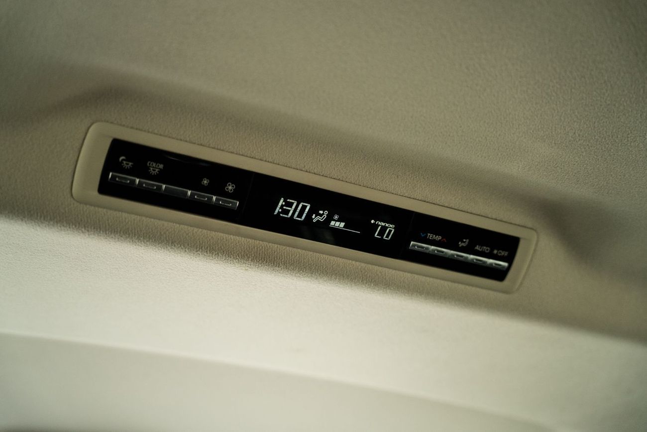 Toyota Granvia 3.5L Premium Premium 2023 3.5L V6 Full Service History GCC