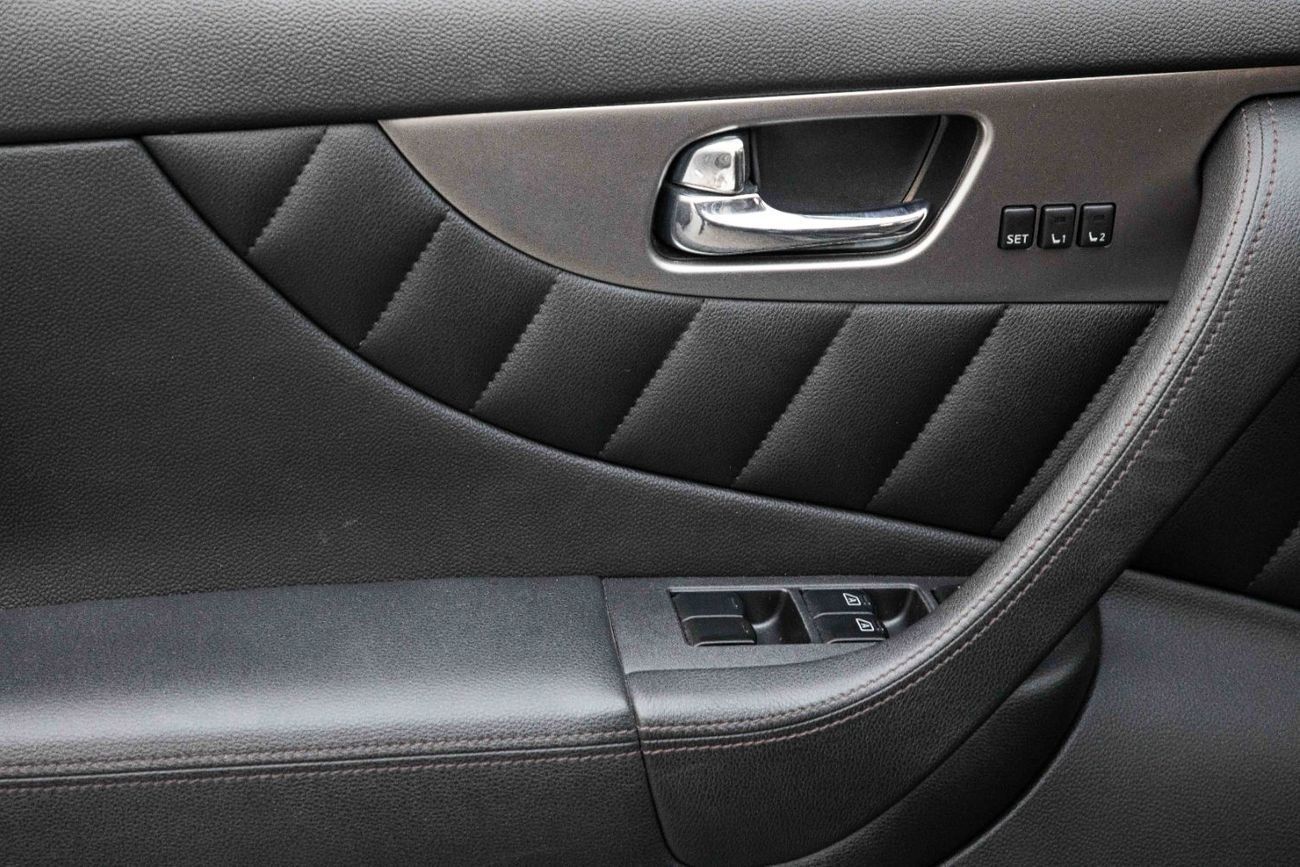 إنفينيتي QX70 LUXURY | 1,371 P.M | 0% Downpayment | Excellent Condition!