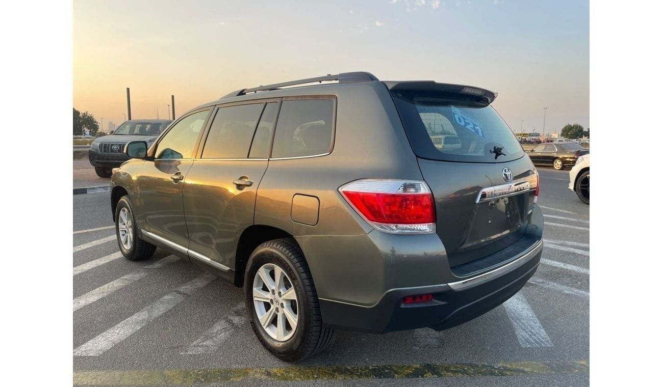 تويوتا هايلاندر 2013 Toyota Highlander MidOption+ 3.5L V6 - AWD 4x4 - Electric Seats - 7 Seater With Rear CAM - 90,0