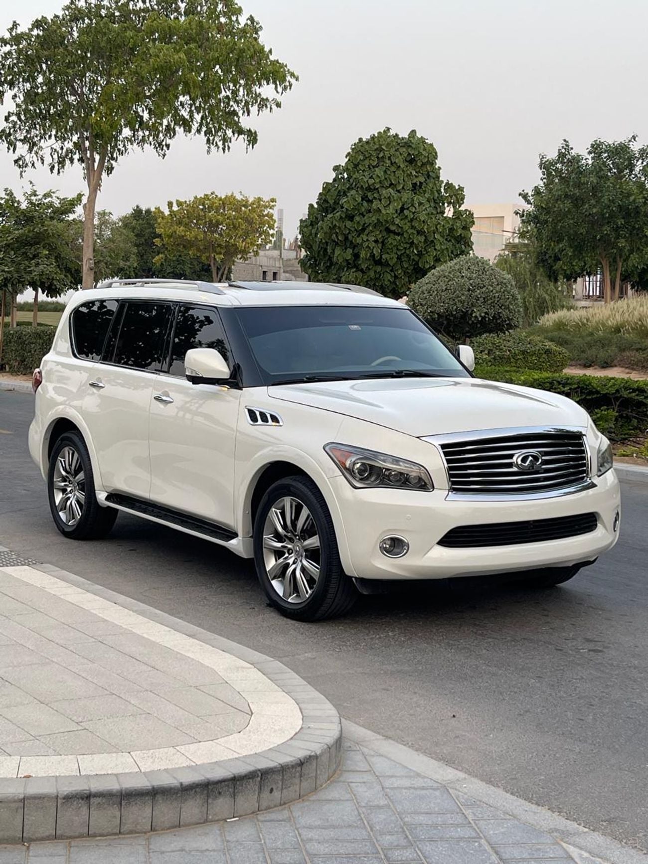 Infiniti QX56 LUXURY