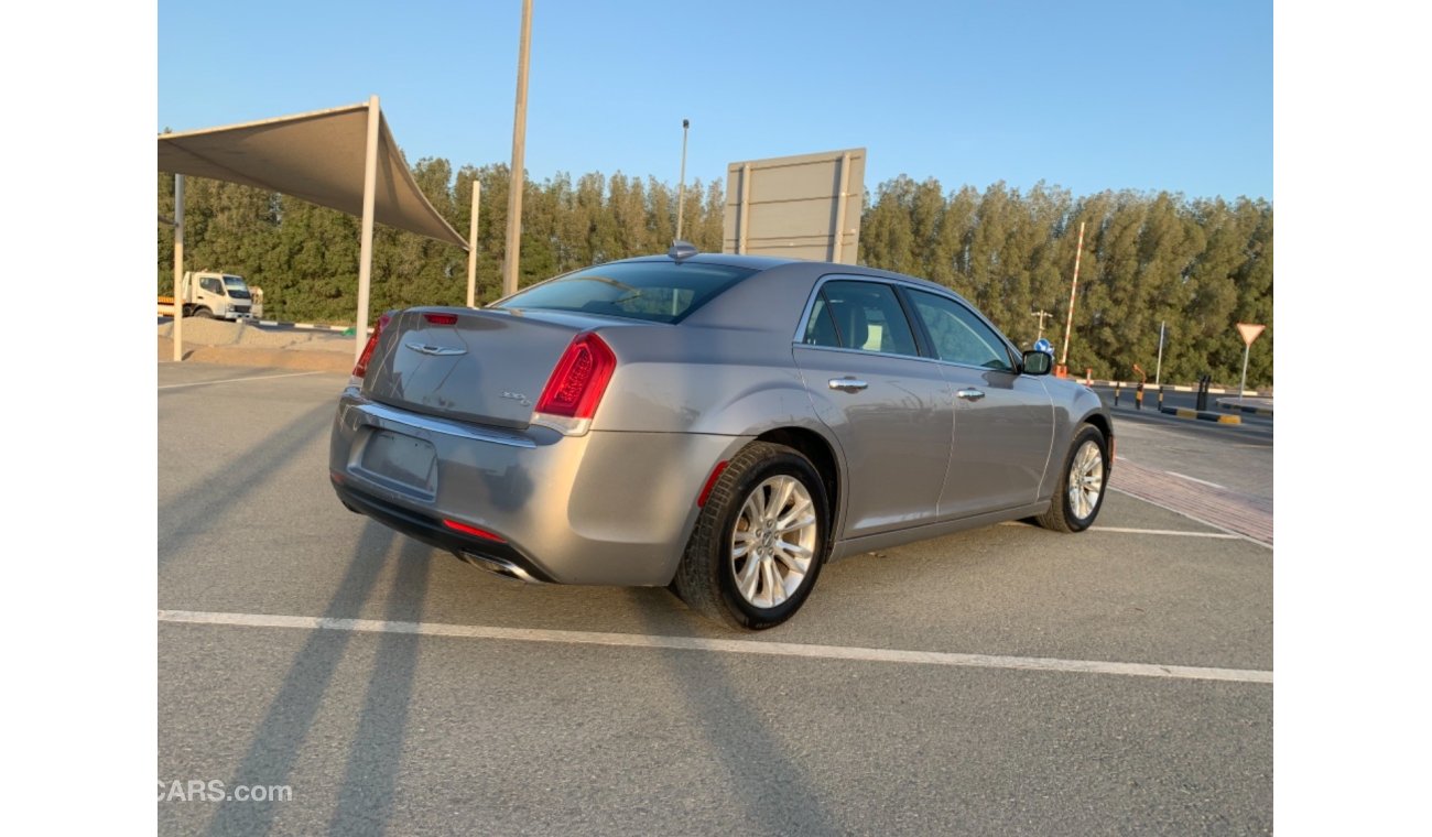 كرايسلر 300C CHRYSLER 300 Model 2016 very celen car.     Price 33,000 km 178,864  phone no 00971555363332   كرايس