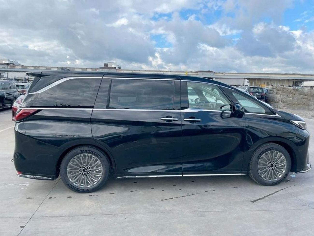 لكزس LM 350h 2.5L Hybrid 4 seater VIP 2024 YM (For export only)