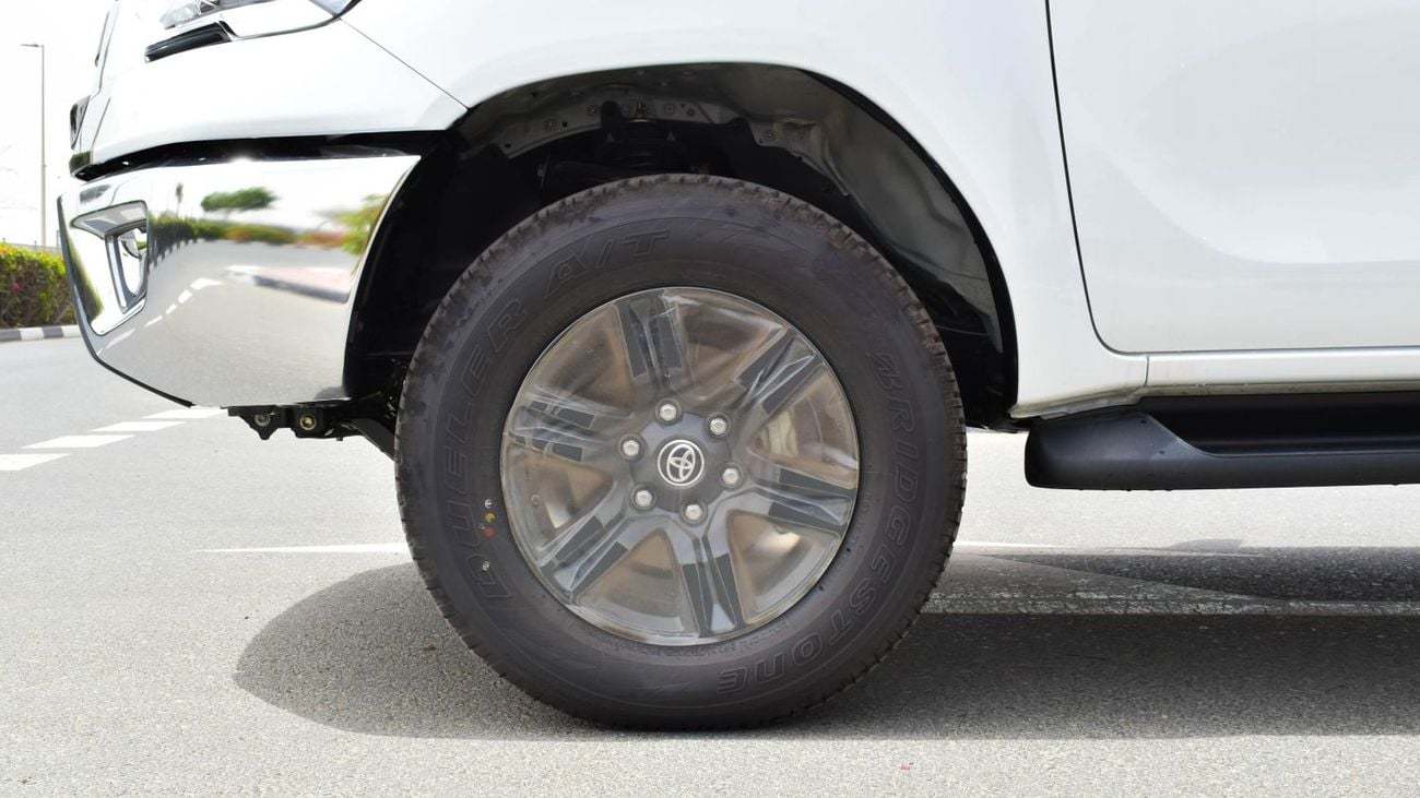تويوتا هيلوكس ECT0055 - Toyota Hilux DCab - 2.4L Diesel Auto White-Black - Key Start, Auto AC